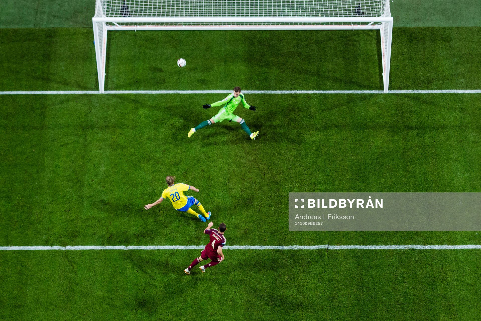 Sveriges Ola Toivonen kvitterar för Sverige till 1-1 bakom Rysslands målvakt Igor Akinfeev uppvaktad av Rysslands Sergei Ignashevich under fotbollsmatchen i EM-kvalet mellan Sverige och Ryssland den 9 oktober 2014 i Stockholm.