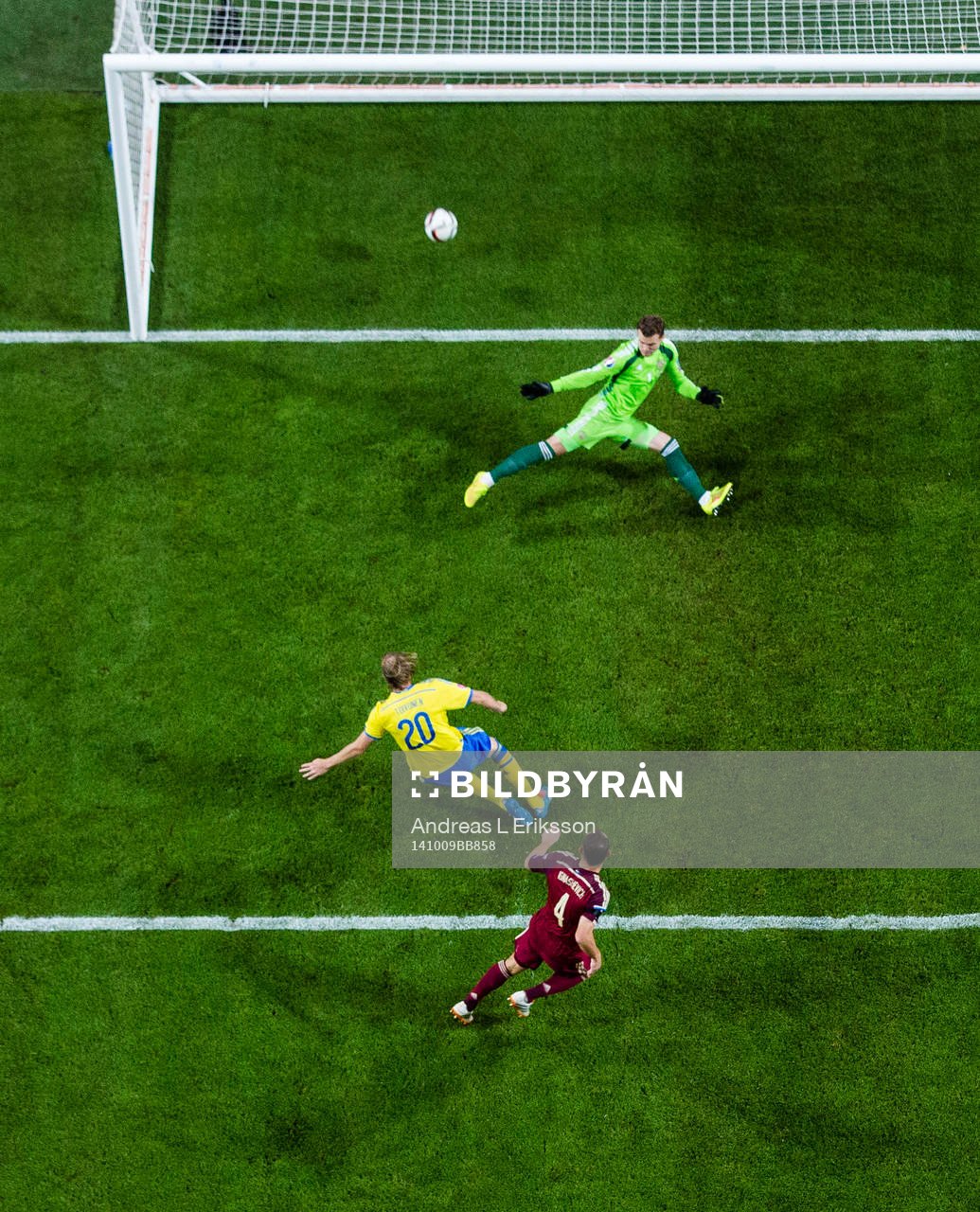 Sveriges Ola Toivonen kvitterar för Sverige till 1-1 bakom Rysslands målvakt Igor Akinfeev uppvaktad av Rysslands Sergei Ignashevich under fotbollsmatchen i EM-kvalet mellan Sverige och Ryssland den 9 oktober 2014 i Stockholm.