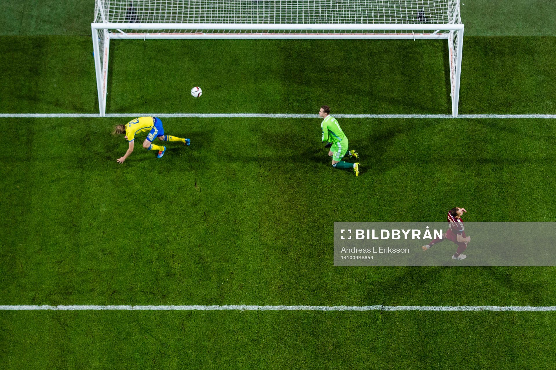 Sveriges Ola Toivonen kvitterar för Sverige till 1-1 bakom Rysslands målvakt Igor Akinfeev under fotbollsmatchen i EM-kvalet mellan Sverige och Ryssland den 9 oktober 2014 i Stockholm.