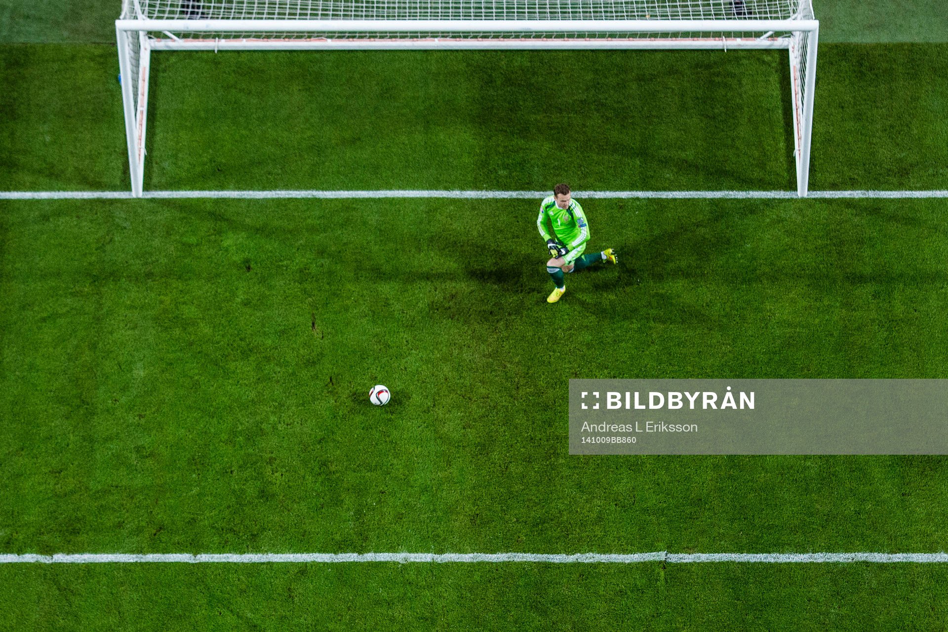 Rysslands målvakt Igor Akinfeev deppar