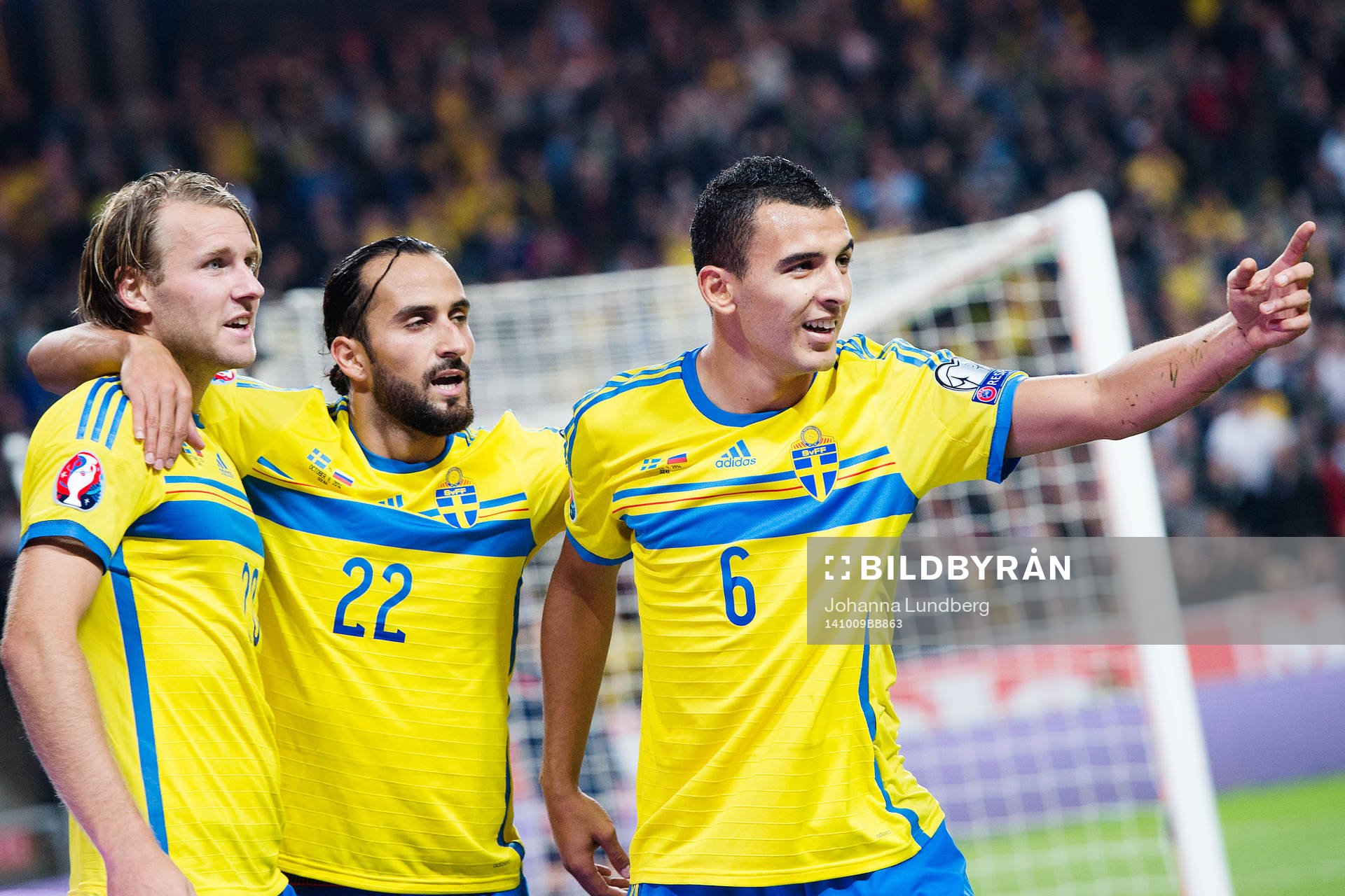 Sveriges Ola Toivonen, Erkan Zengin och Nabil Bahoui  jublar