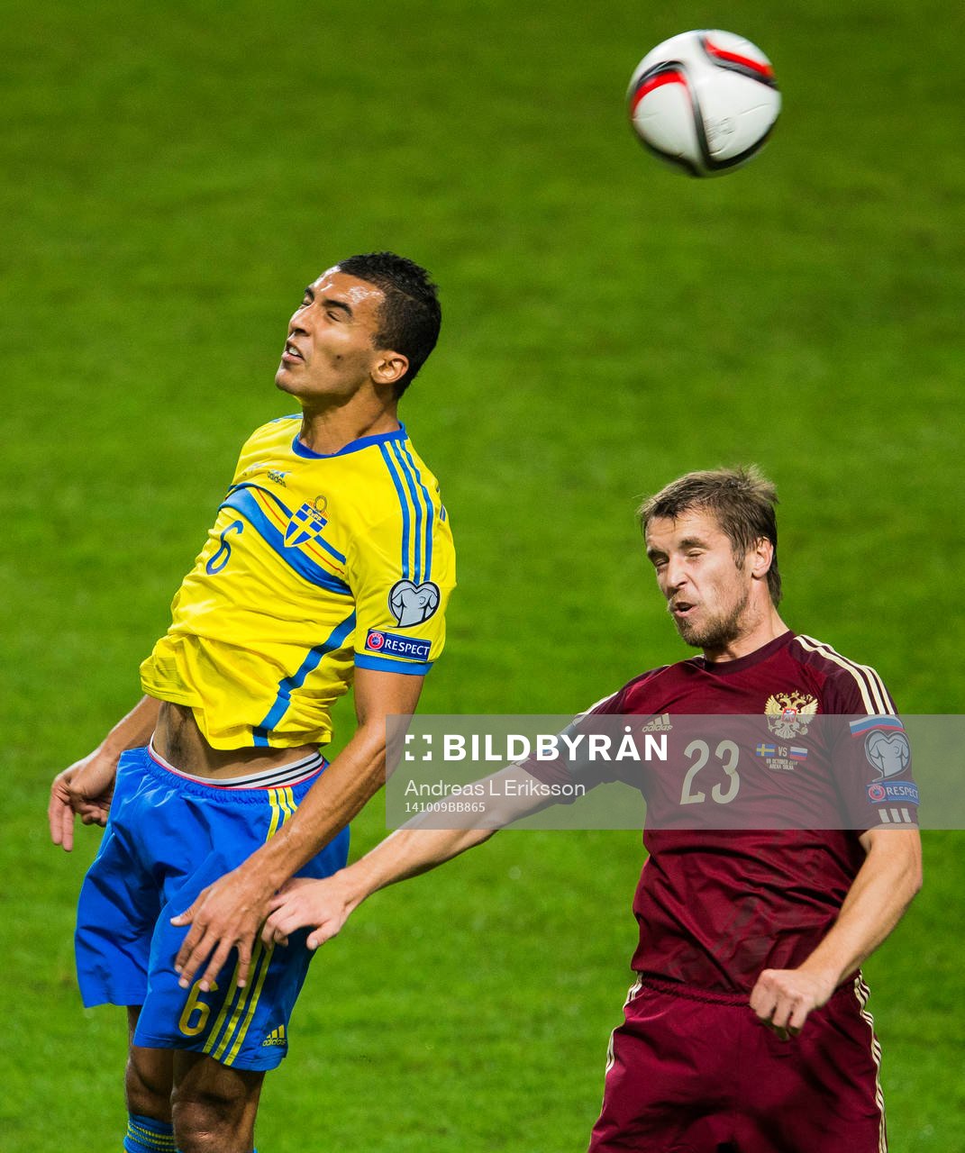Sveriges Nabil Bahoui i en nickduell med Rysslands Dmitri