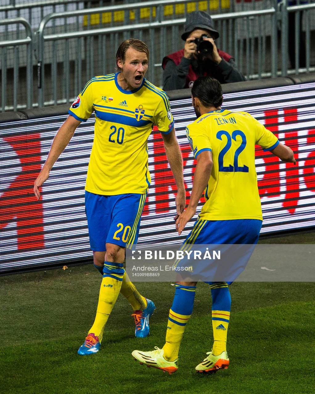 Sveriges Ola Toivonen jublar