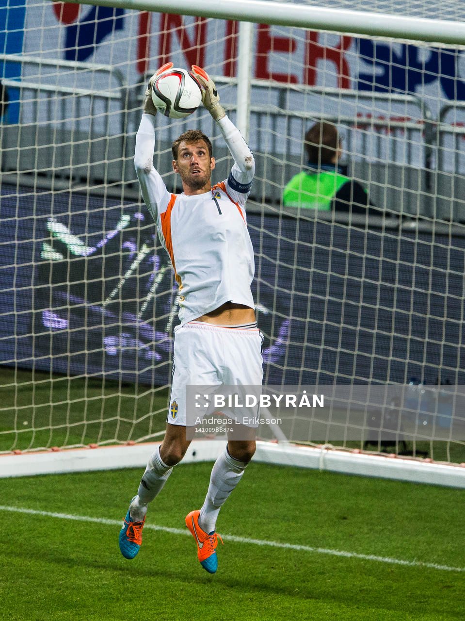 Sveriges målvakt Andreas Isaksson plockar ner bollen