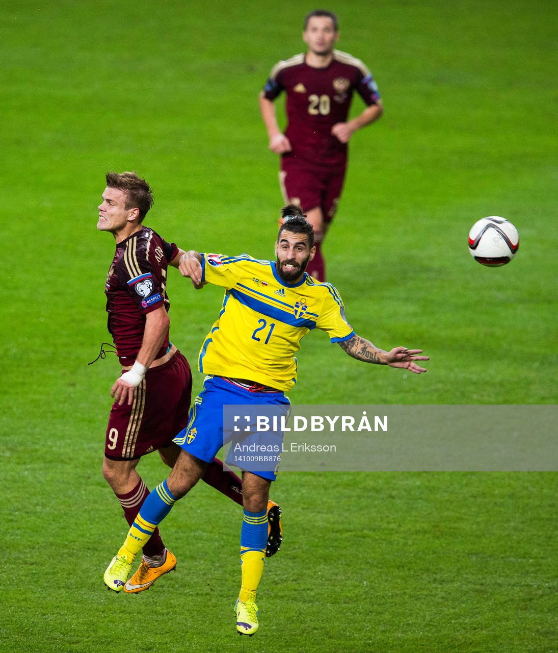 Rysslands Aleksandr Kokorin i en nickduell med Sveriges