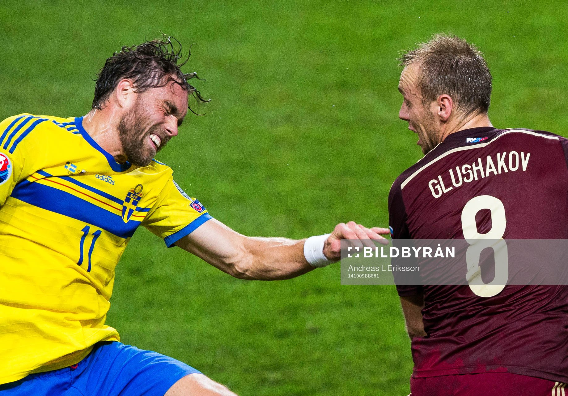 Sveriges Johan Elmander i en nickduell med Rysslands Denis Glushakov under fotbollsmatchen i EM-kvalet mellan Sverige och Ryssland den 9 oktober 2014 i Stockholm.