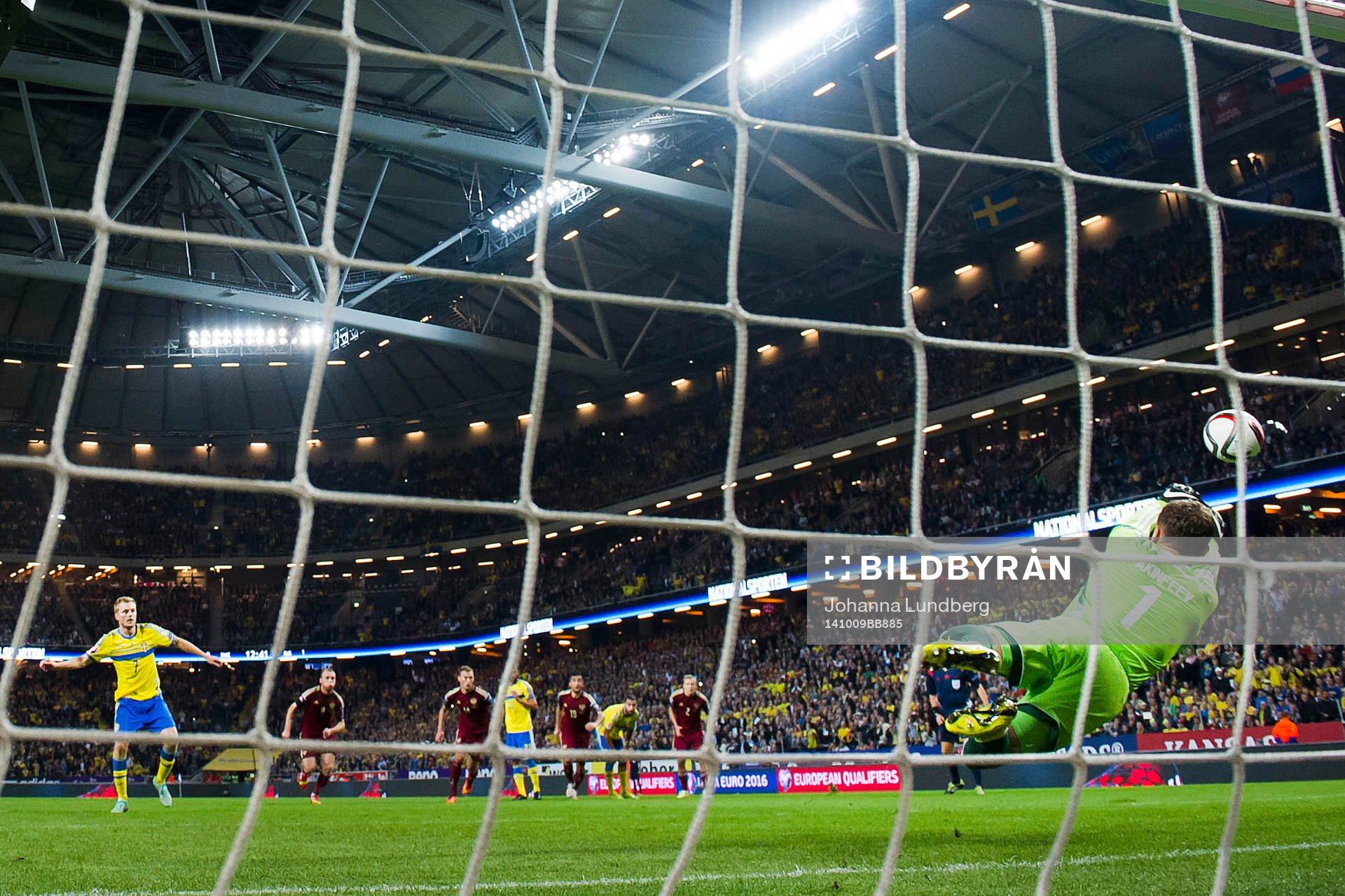 Rysslands målvakt Igor Akinfeev räddar straffen från Sveriges Sebastian Larsson under fotbollsmatchen i EM-kvalet mellan Sverige och Ryssland den 9 oktober 2014 i Stockholm.