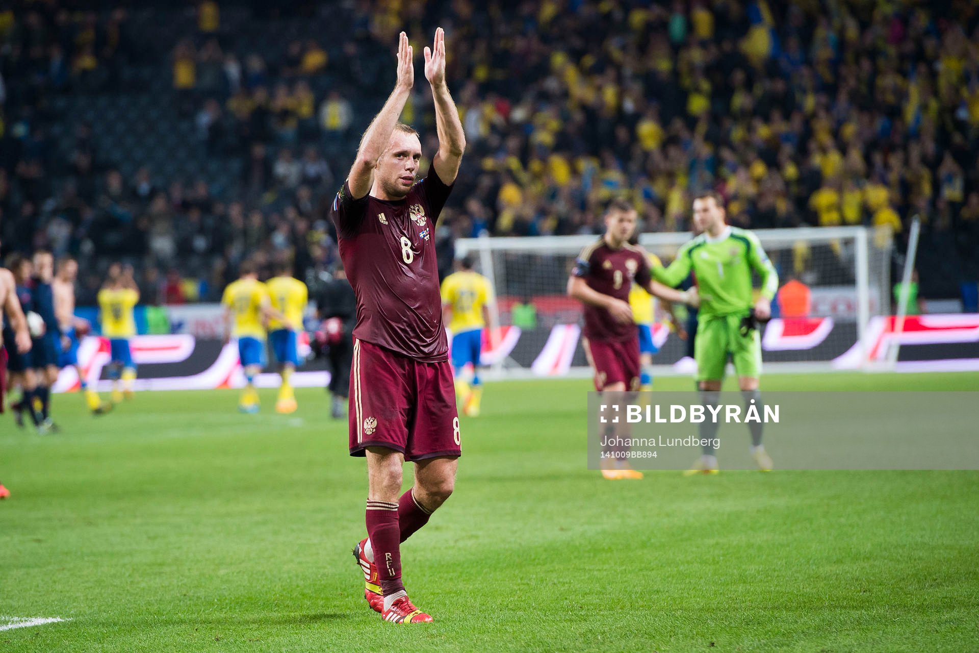 Rysslands Denis Glushakov tackar publiken