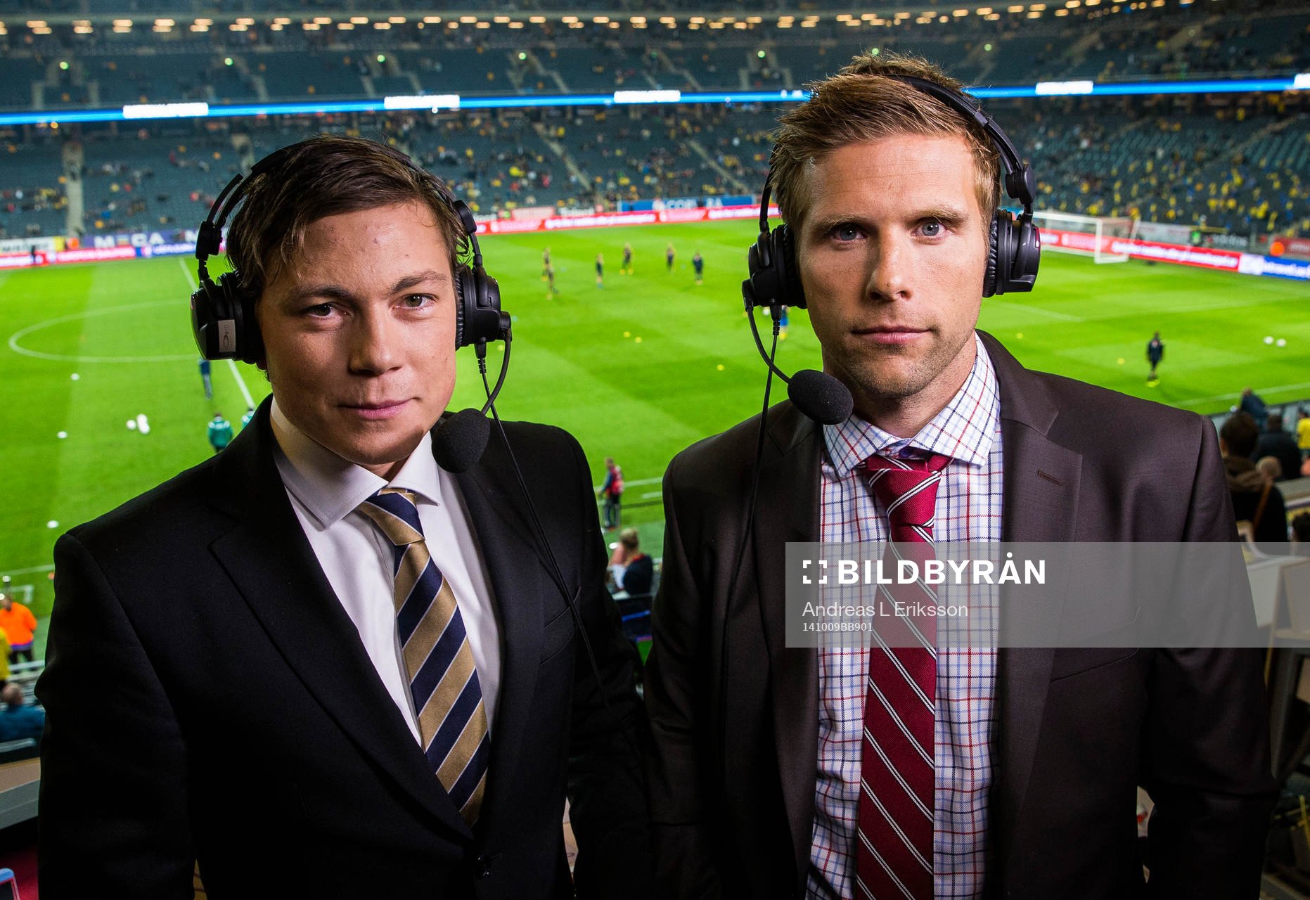 Kanal 5:s kommentatorer Niklas Jarelind och Anders Svensson innan fotbollsmatchen i EM-kvalet mellan Sverige och Ryssland den 9 oktober 2014 i Stockholm.