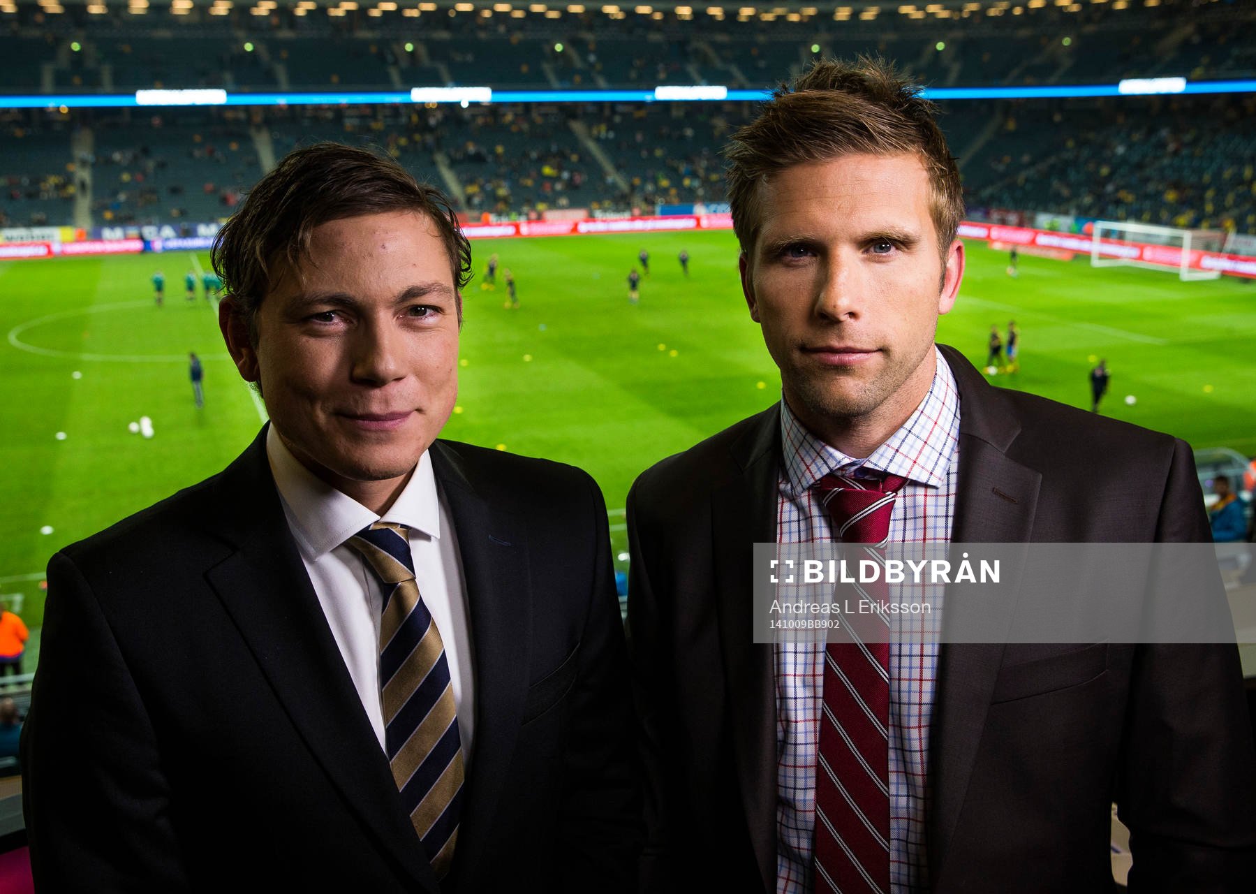 Kanal 5:s kommentatorer Niklas Jarelind och Anders Svensson innan fotbollsmatchen i EM-kvalet mellan Sverige och Ryssland den 9 oktober 2014 i Stockholm.
