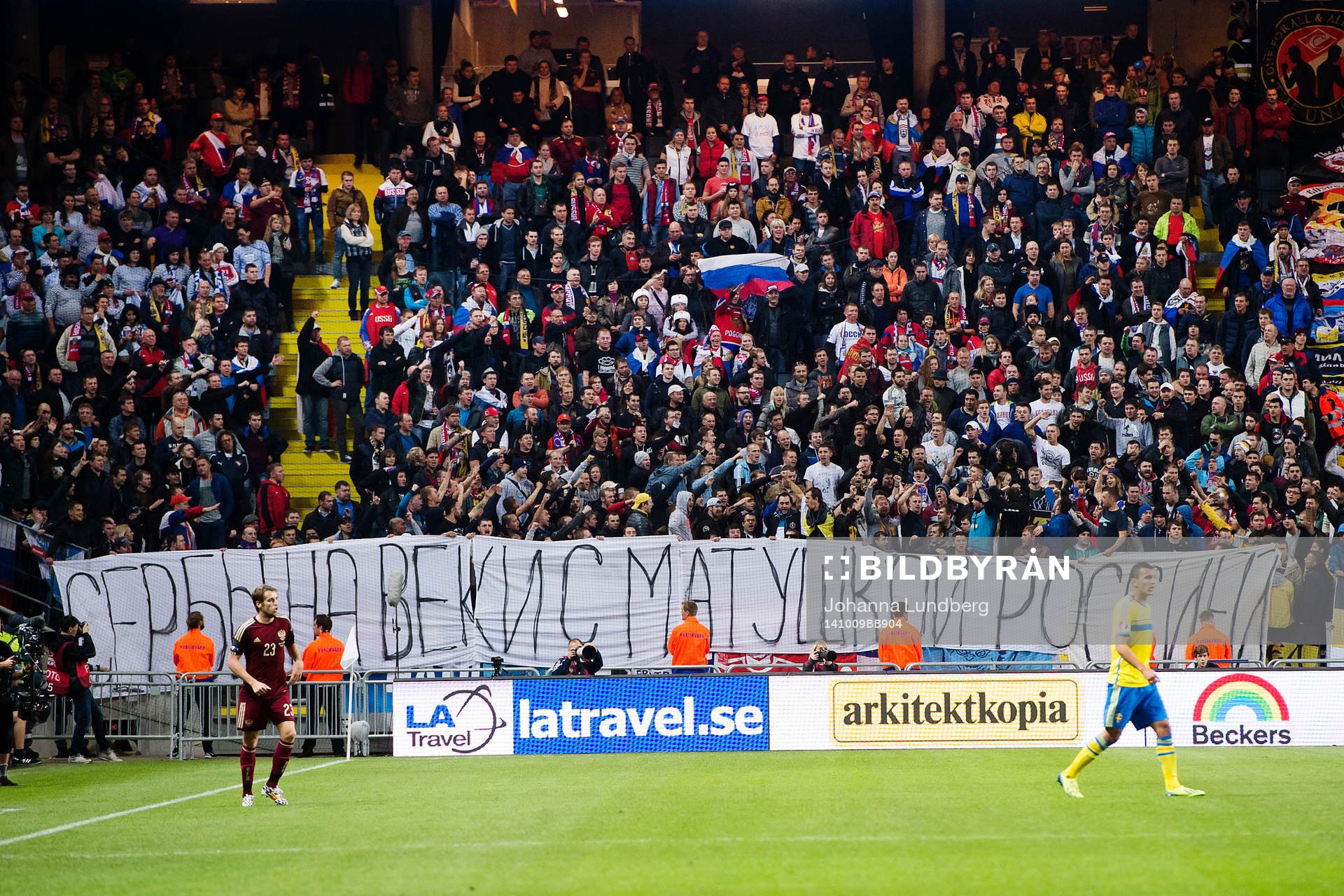 Rysslands supportrar håller upp en banderoll