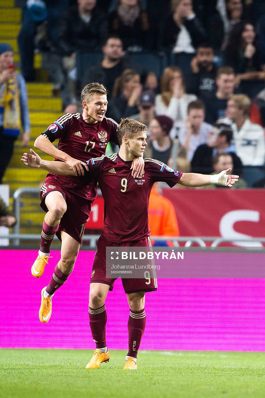 Rysslands Oleg Shatov och Aleksandr Kokorin jublar efter 0-1 under fotbollsmatchen i EM-kvalet mellan Sverige och Ryssland den 9 oktober 2014 i Stockholm.