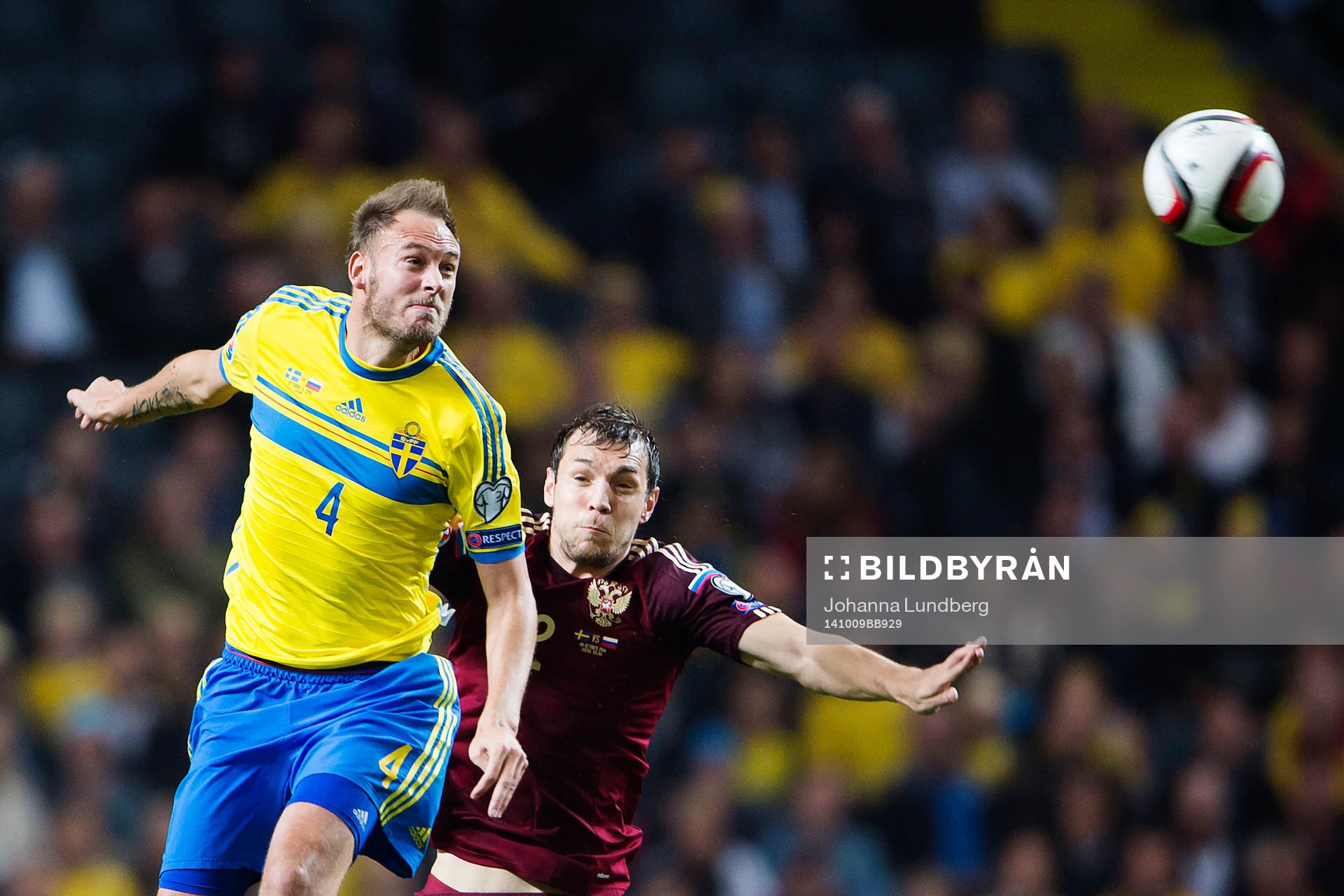 Sveriges Andreas Granqvist och Rysslands Artem Dzyuba