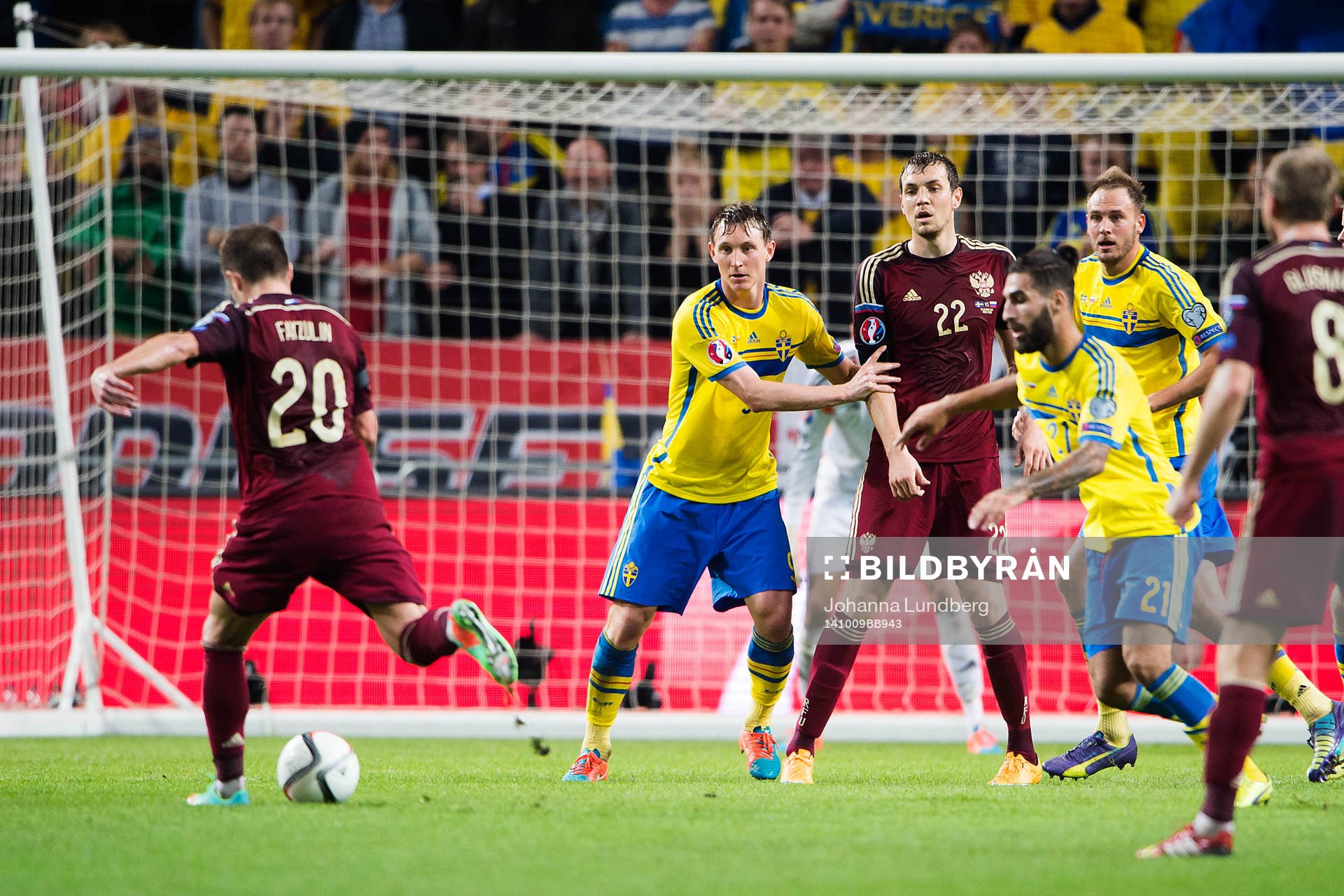 Sveriges Kim Källström, Andreas Granqvist och Jimmy Durmaz försöker hålla undan Rysslands Viktor Fayzulin och Artem Dzyuba under fotbollsmatchen i EM-kvalet mellan Sverige och Ryssland den 9 oktober 2014 i Stockholm.