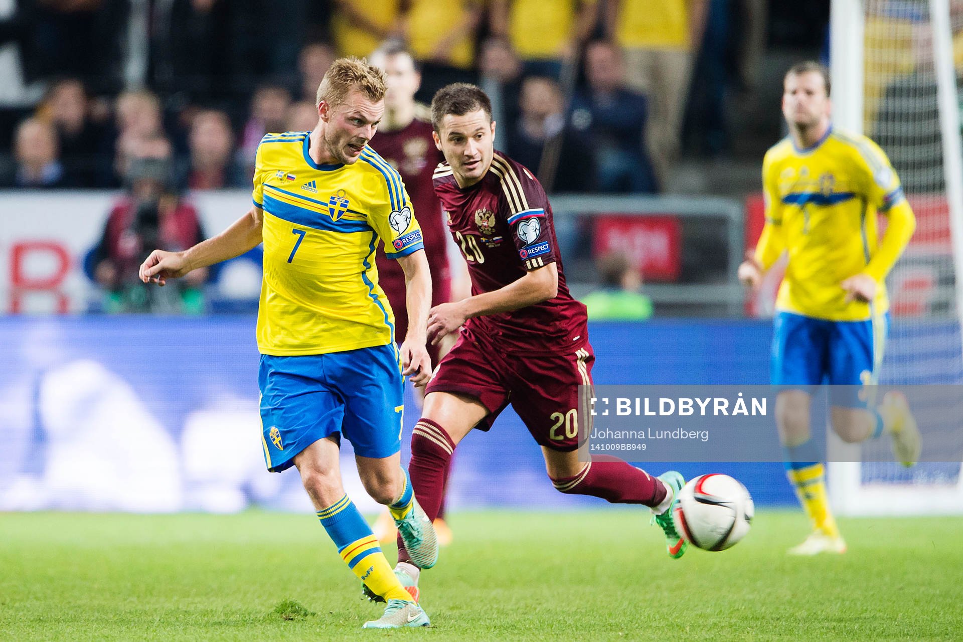 Sveriges Sebastian Larsson och Rysslands Viktor Fayzulin under fotbollsmatchen i EM-kvalet mellan Sverige och Ryssland den 9 oktober 2014 i Stockholm.