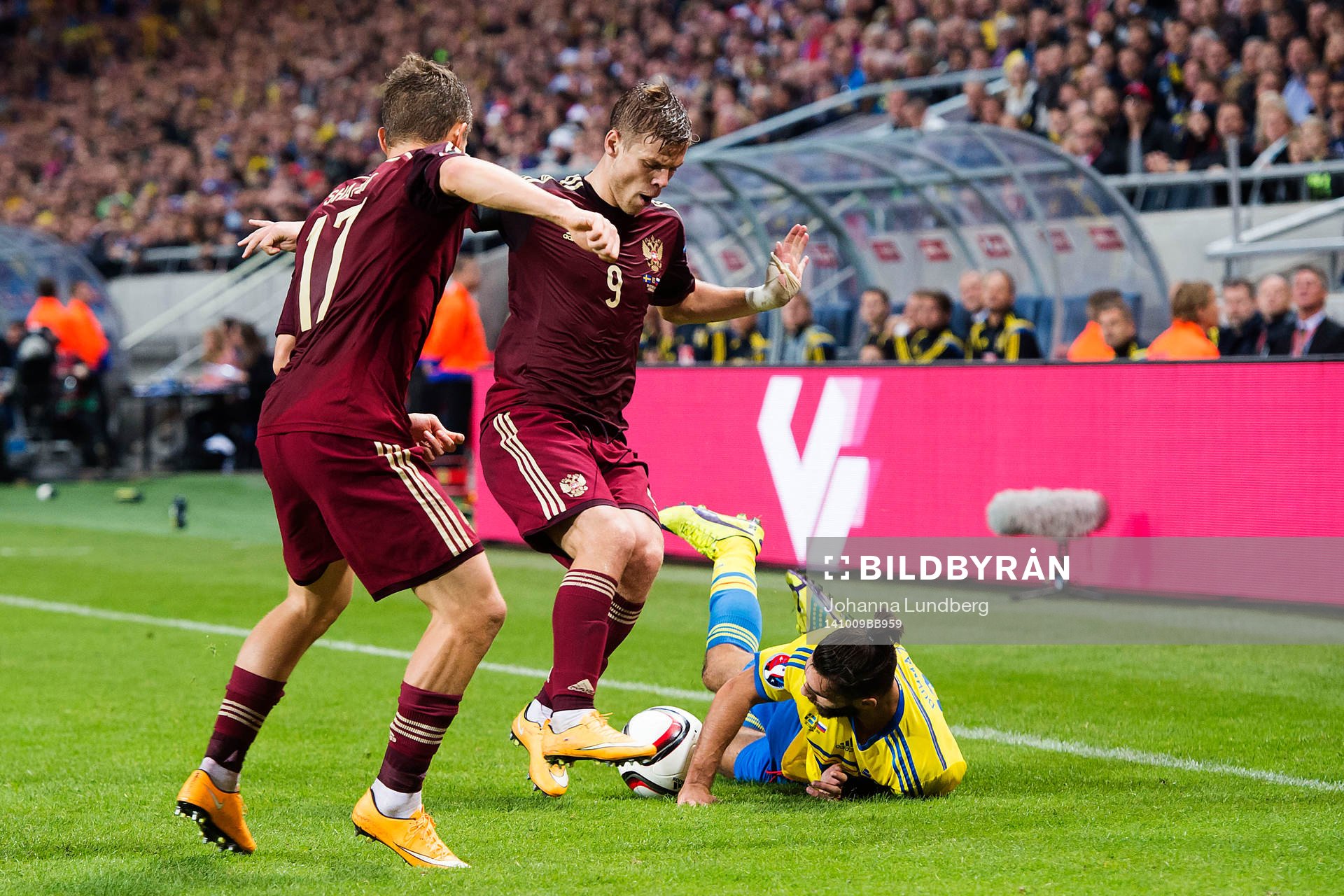 Rysslands Oleg Shatov och Aleksandr Kokorin stoppar Sveriges Jimmy Durmaz under fotbollsmatchen i EM-kvalet mellan Sverige och Ryssland den 9 oktober 2014 i Stockholm.