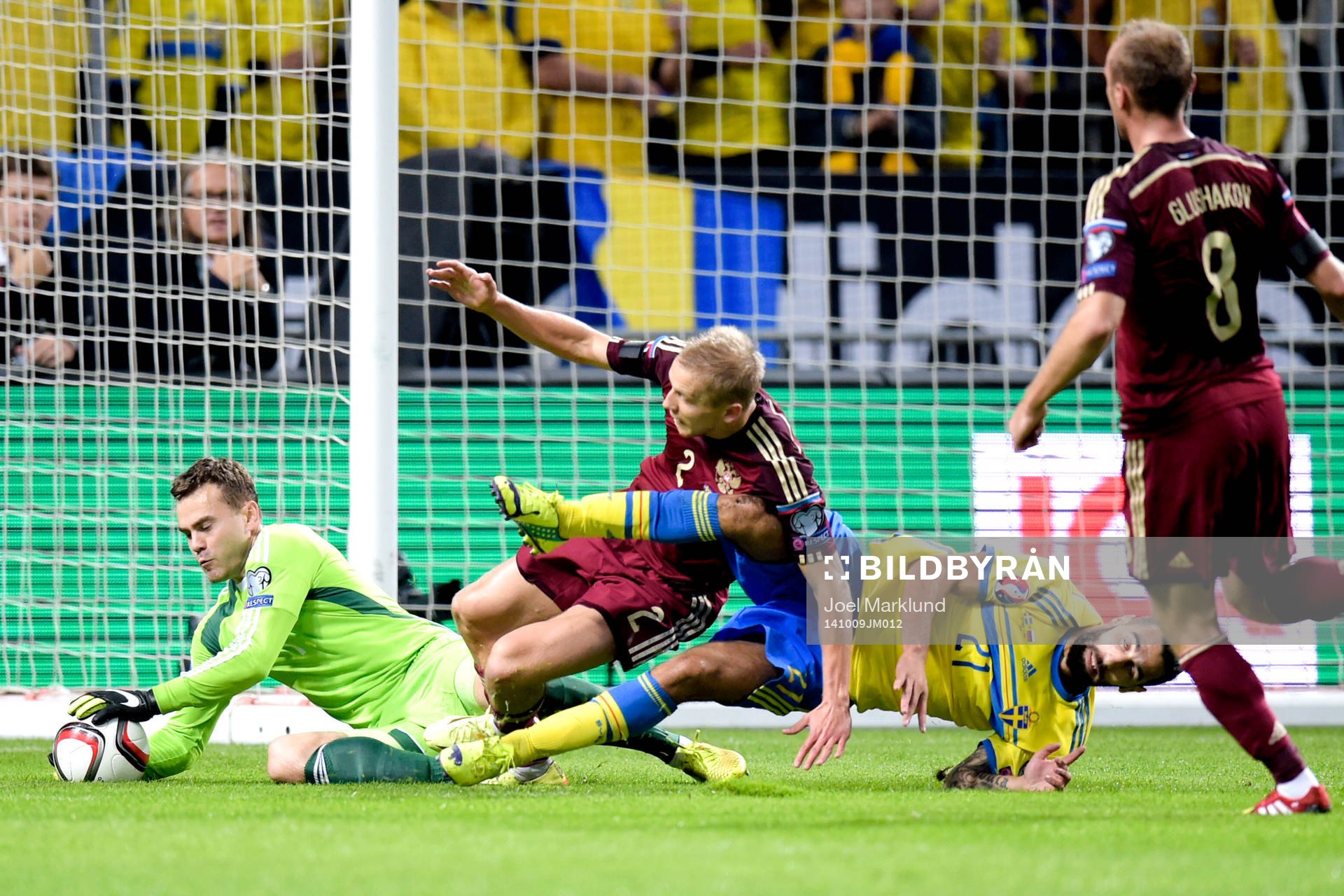 Rysslands Artem Dzyuba fäller Sveriges Jimmy Durmaz och