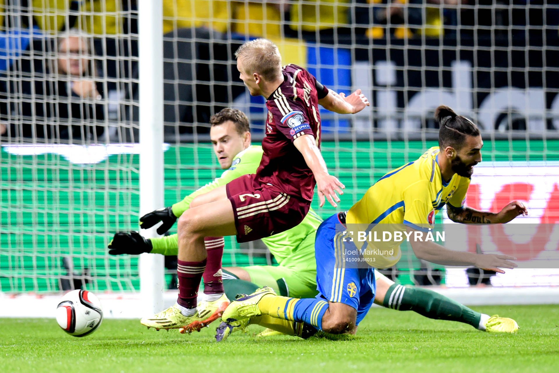 Rysslands Igor Smolnikov fäller Sveriges Jimmy Durmaz och Sverige får straff under fotbollsmatchen i EM-kvalet mellan Sverige och Ryssland den 9 oktober 2014 i Stockholm.