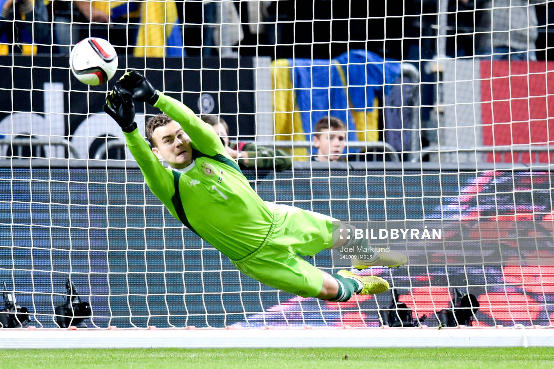 Rysslands målvakt Igor Akinfeev räddar straffen från Sveriges Sebastian Larsson under fotbollsmatchen i EM-kvalet mellan Sverige och Ryssland den 9 oktober 2014 i Stockholm.