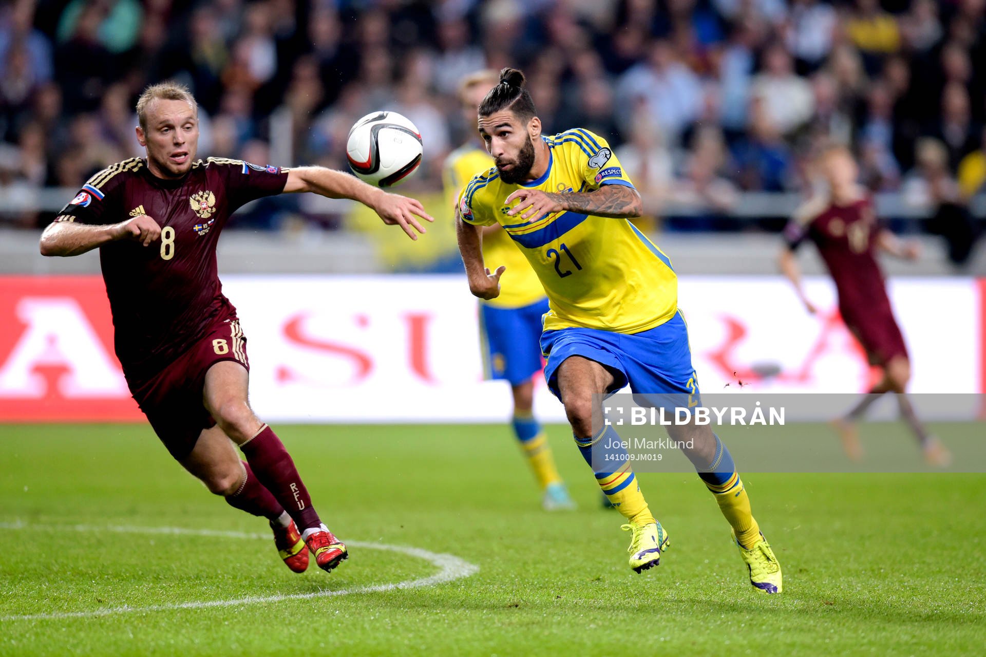Rysslands Denis Glushakov och Sveriges Jimmy Durmaz