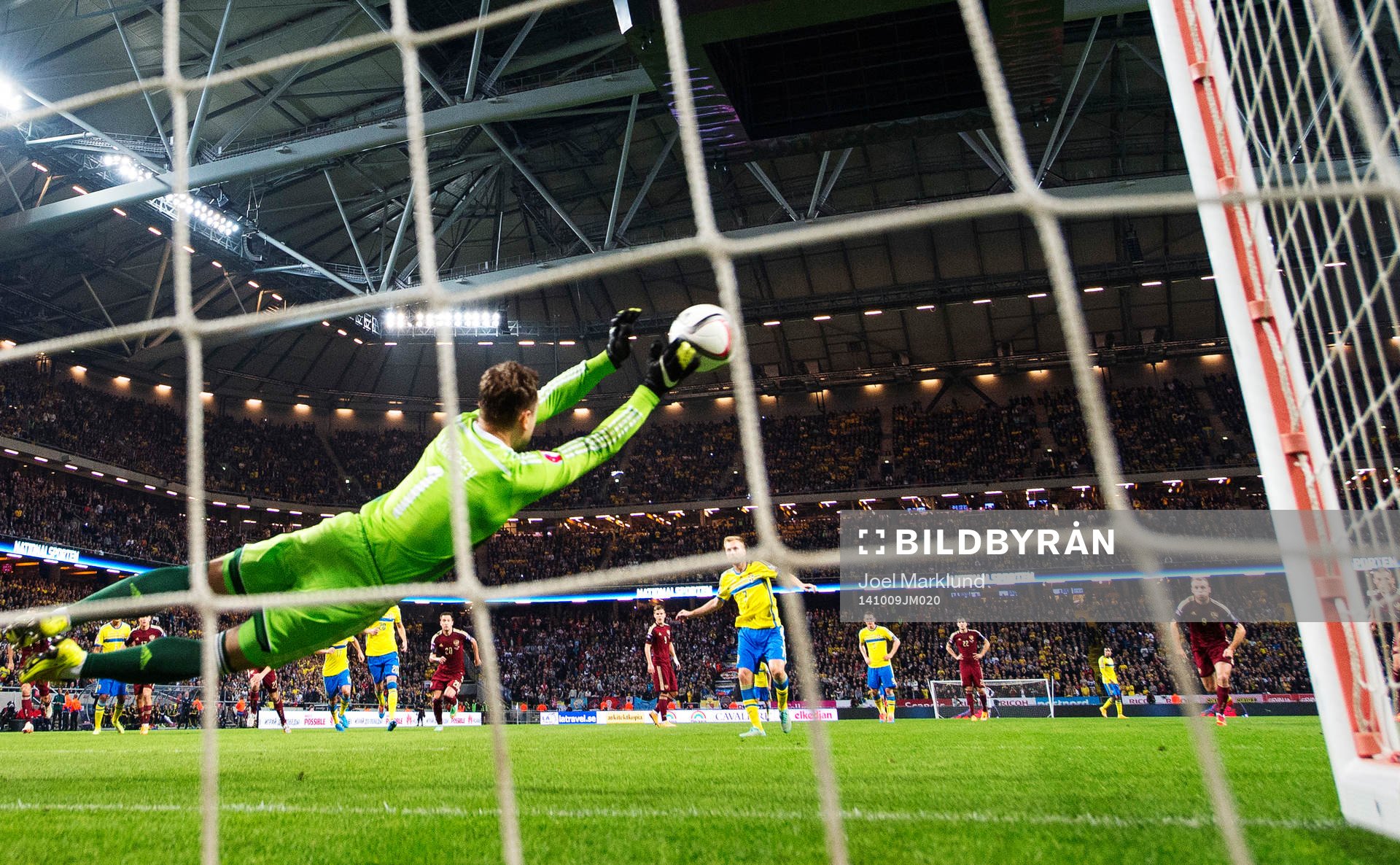 Rysslands målvakt Igor Akinfeev räddar en straff i