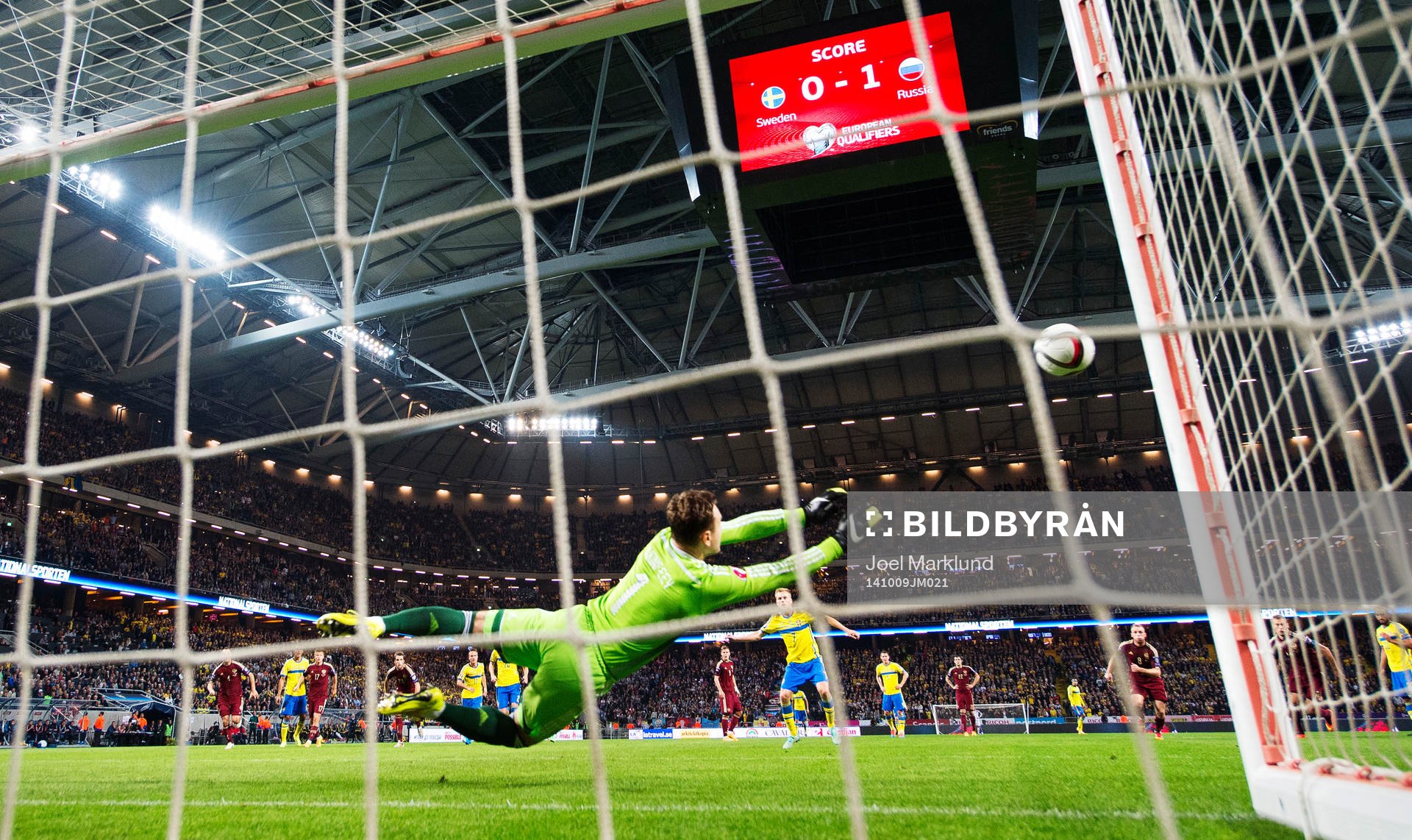 Rysslands målvakt Igor Akinfeev räddar en straff i