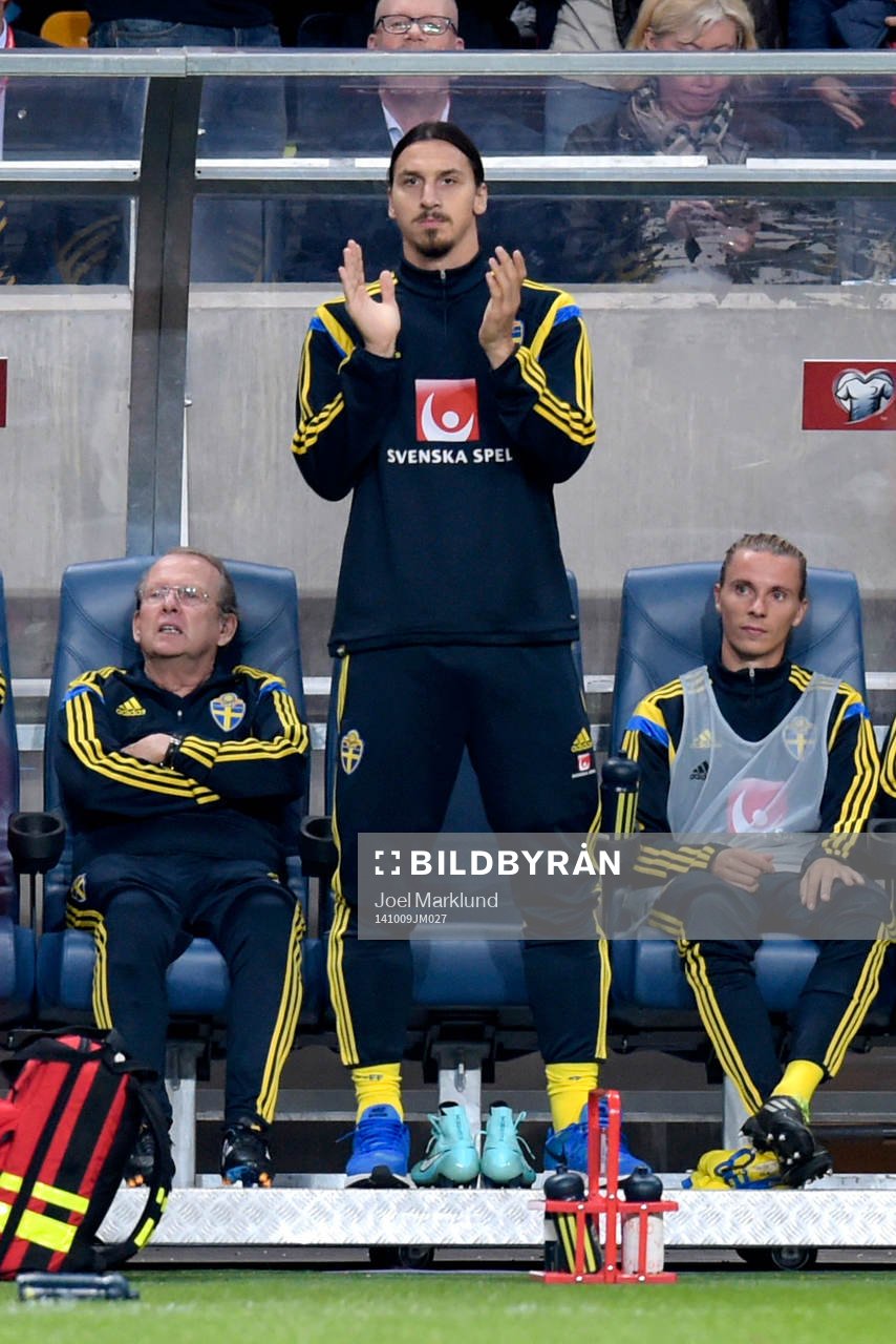Sveriges Zlatan Ibrahimovic manar på sina medspelare