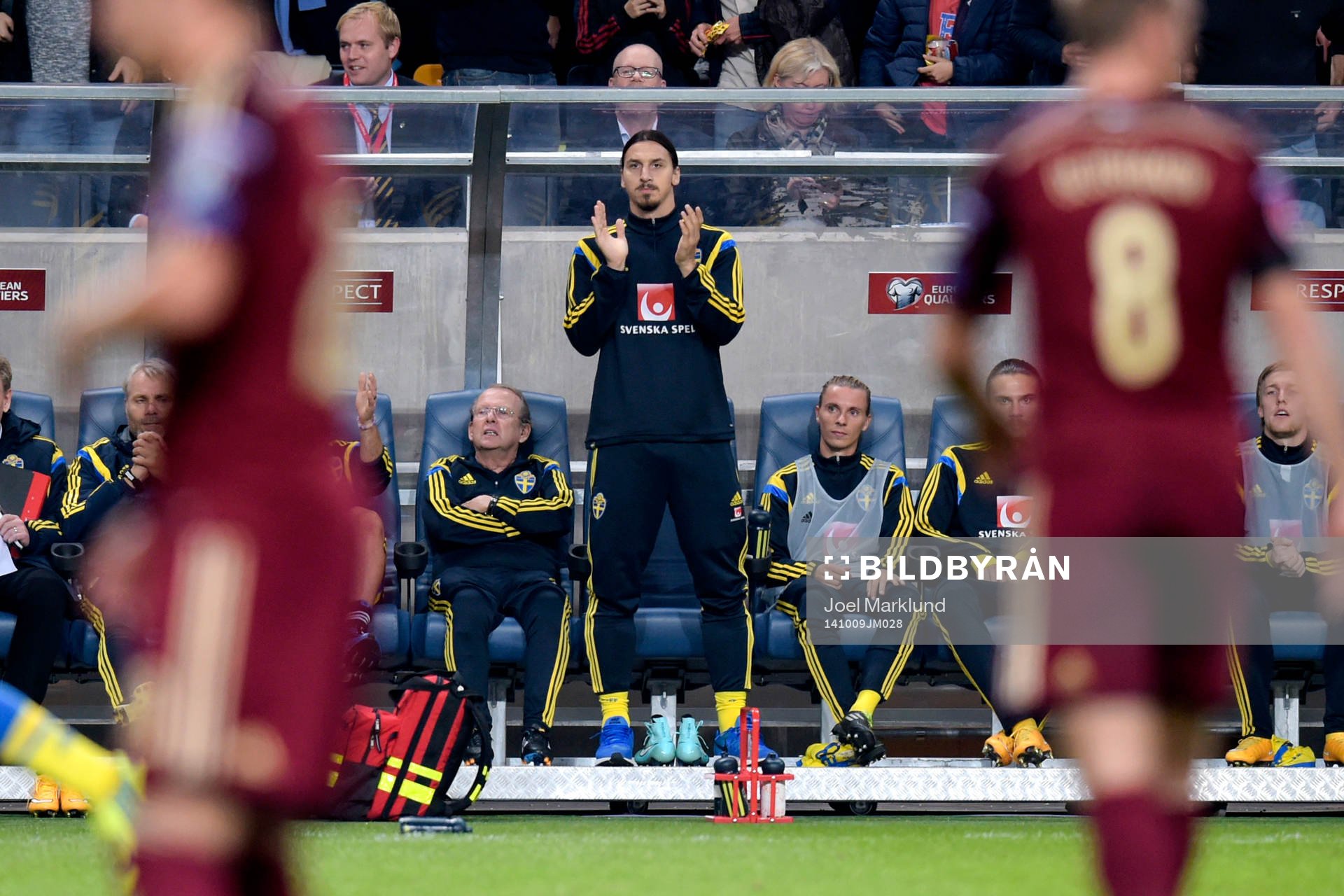 Sveriges Zlatan Ibrahimovic manar på sina medspelare
