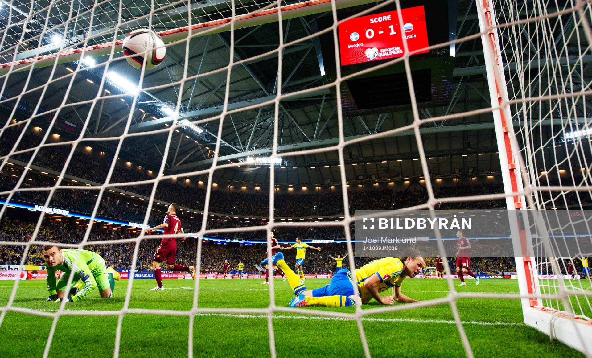 Rysslands målvakt Igor Akinfeev (t v) ser 1-1-bollen från