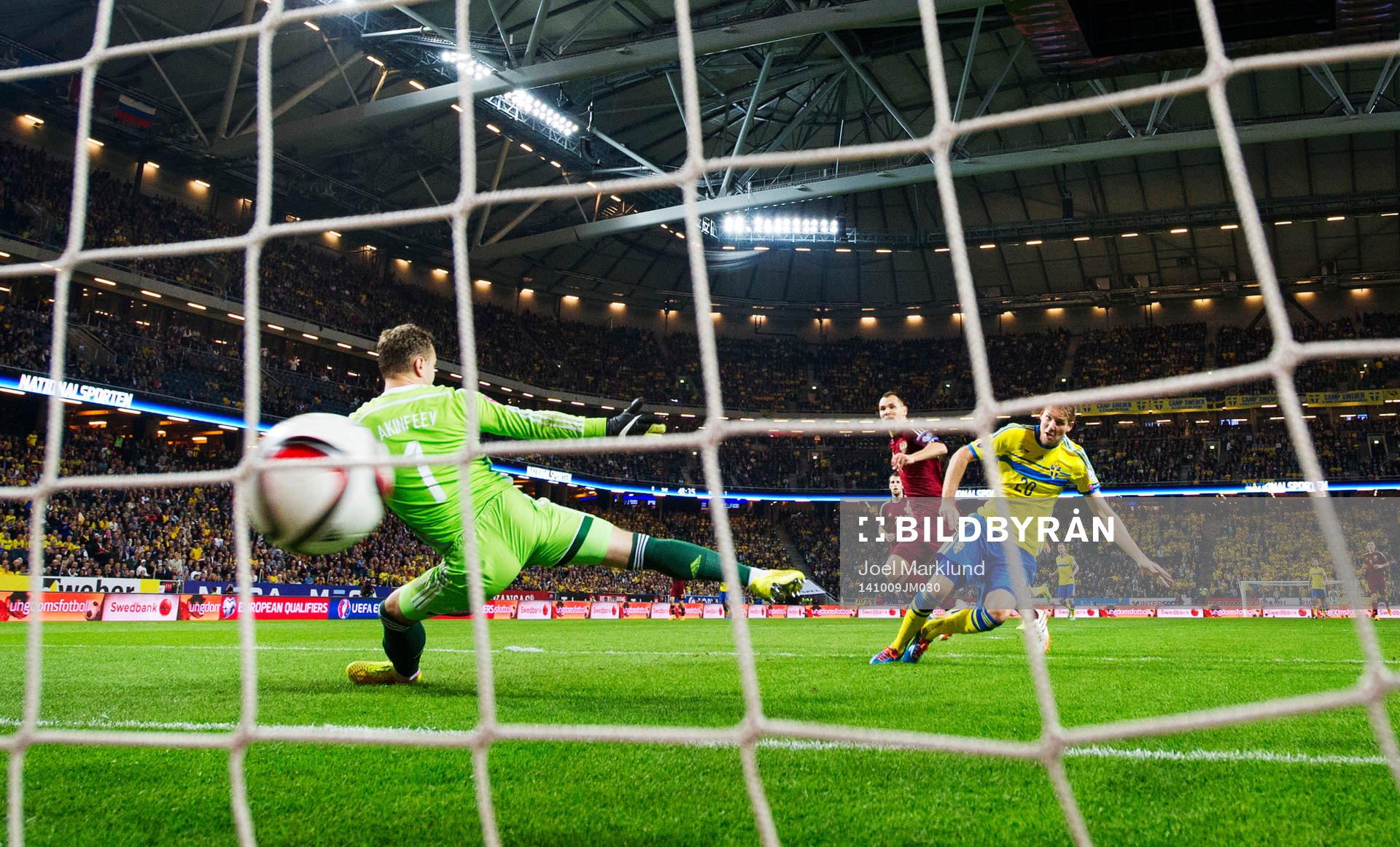 Sveriges Ola Toivonen skjuter in 1-1 bakom Rysslands