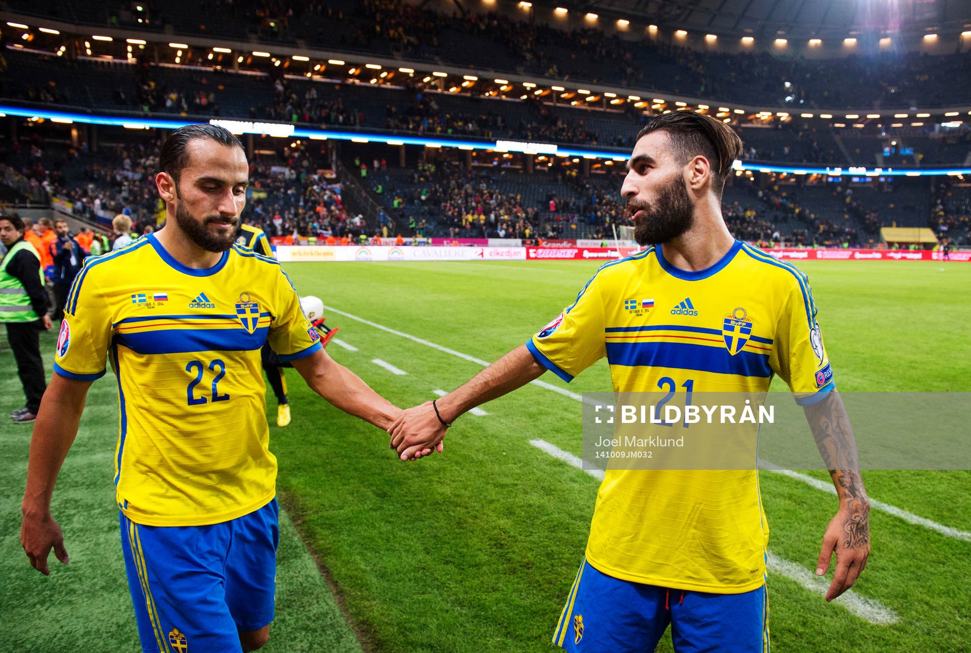 Sveriges Erkan Zengin och Jimmy Durmaz klappar om varandra