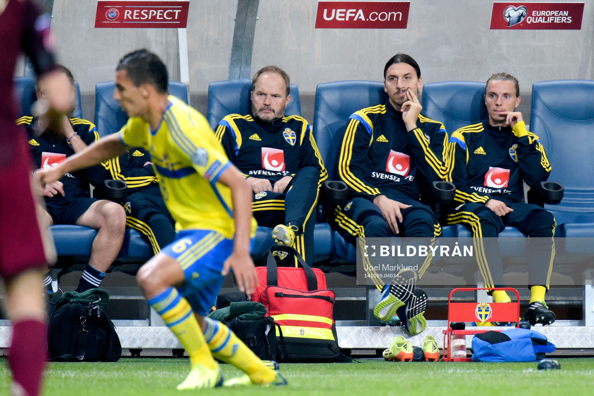 Sveriges Zlatan Ibrahimovic satt på bänken