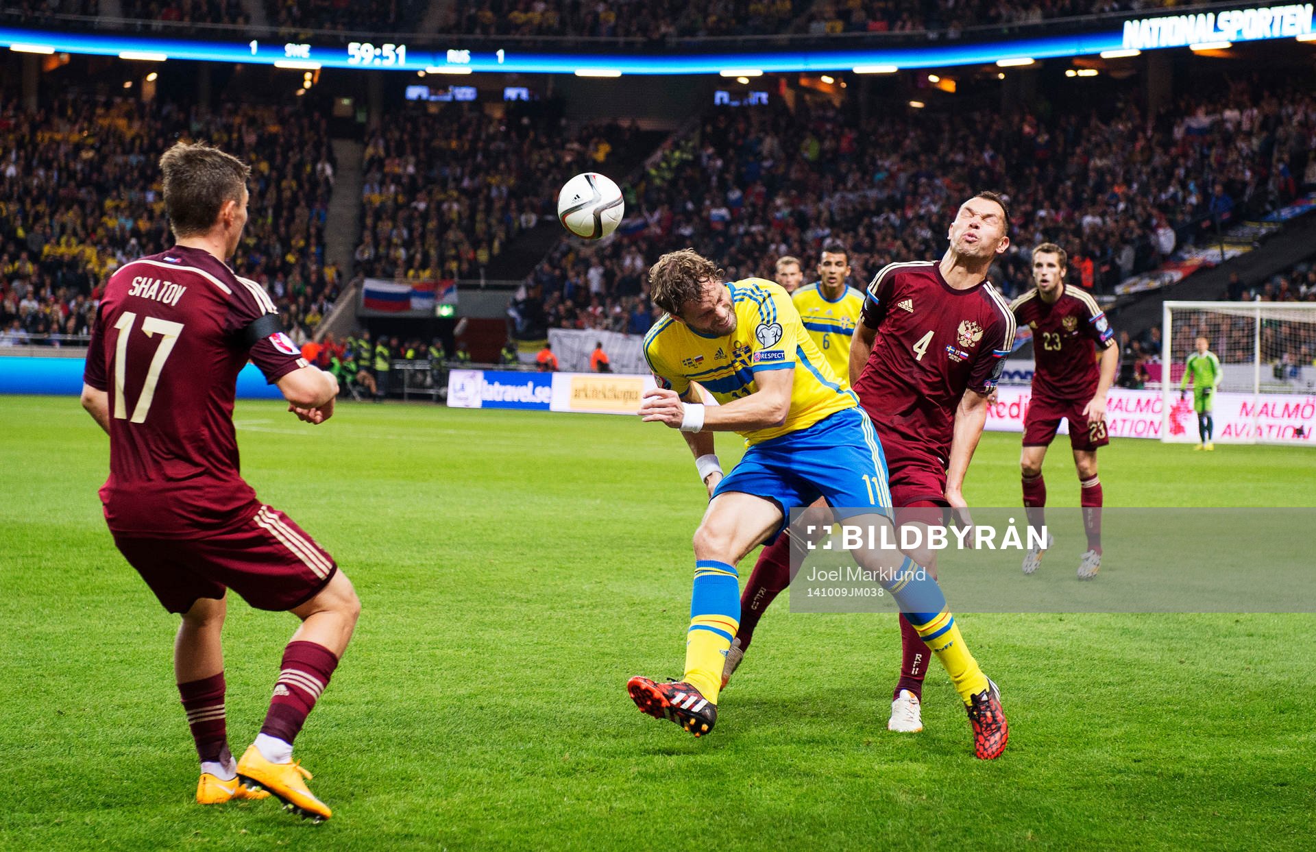 Rysslands Oleg Shatov och Sergei Ignashevich utmanas av Sveriges Johan Elmander under fotbollsmatchen i EM-kvalet mellan Sverige och Ryssland den 9 oktober 2014 i Stockholm.