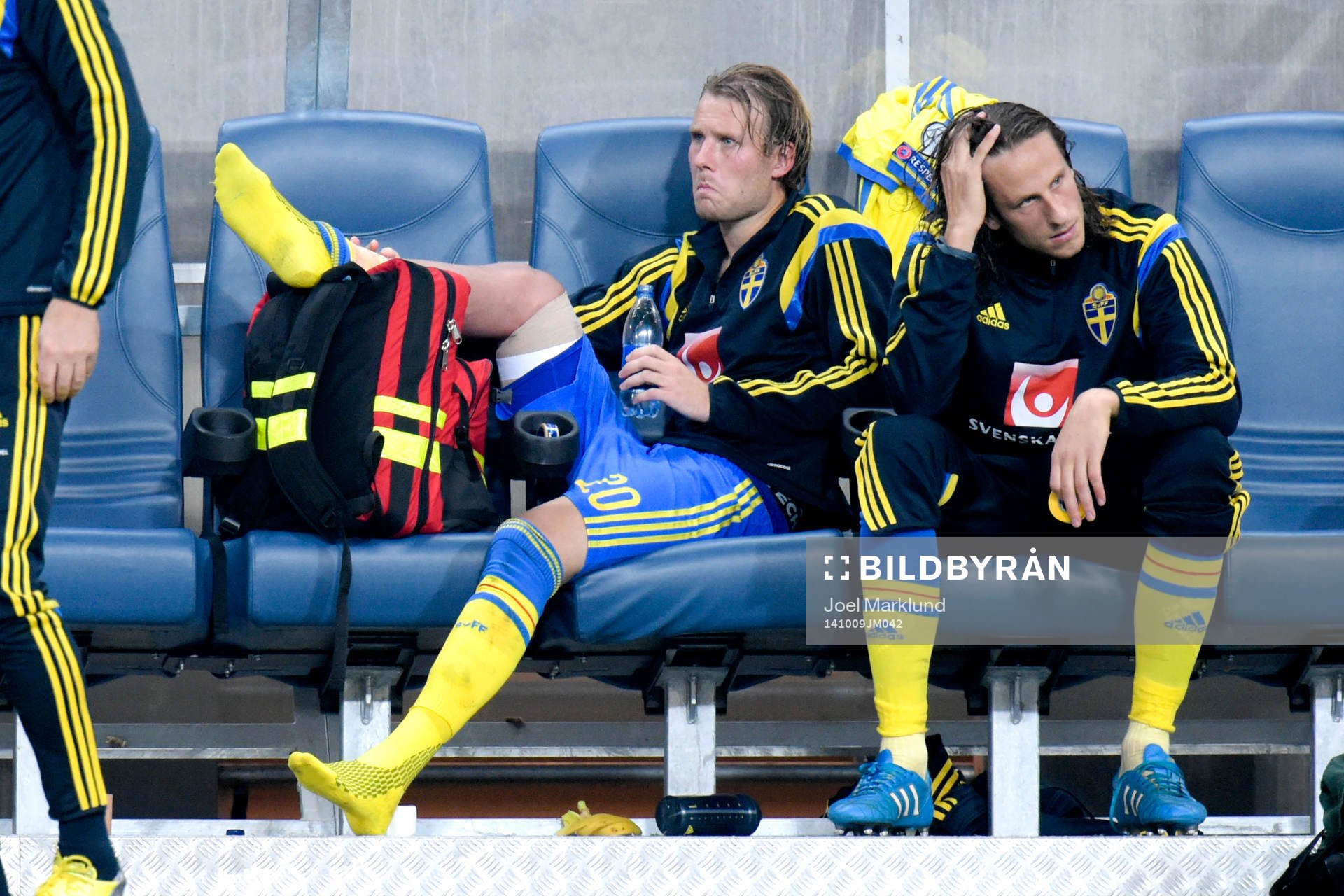 Sveriges Ola Toivonen sitter på bänken skadad