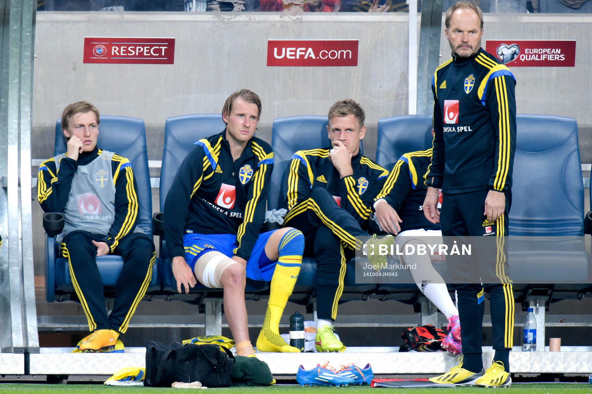 Sveriges Ola Toivonen sitter på bänken skadad
