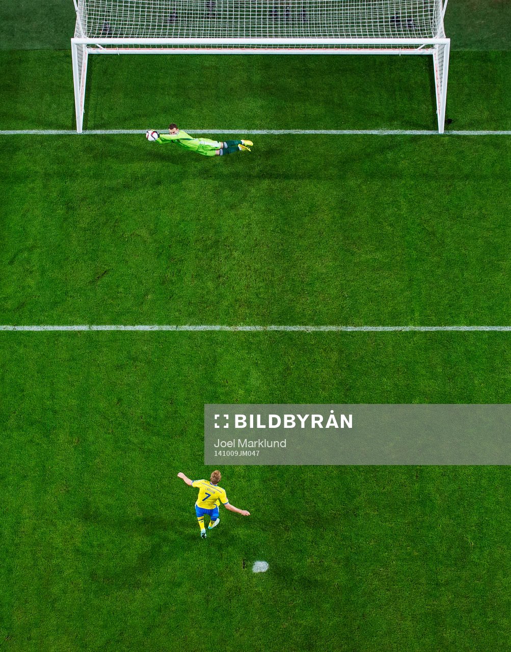 Rysslands målvakt Igor Akinfeev räddar en straff från