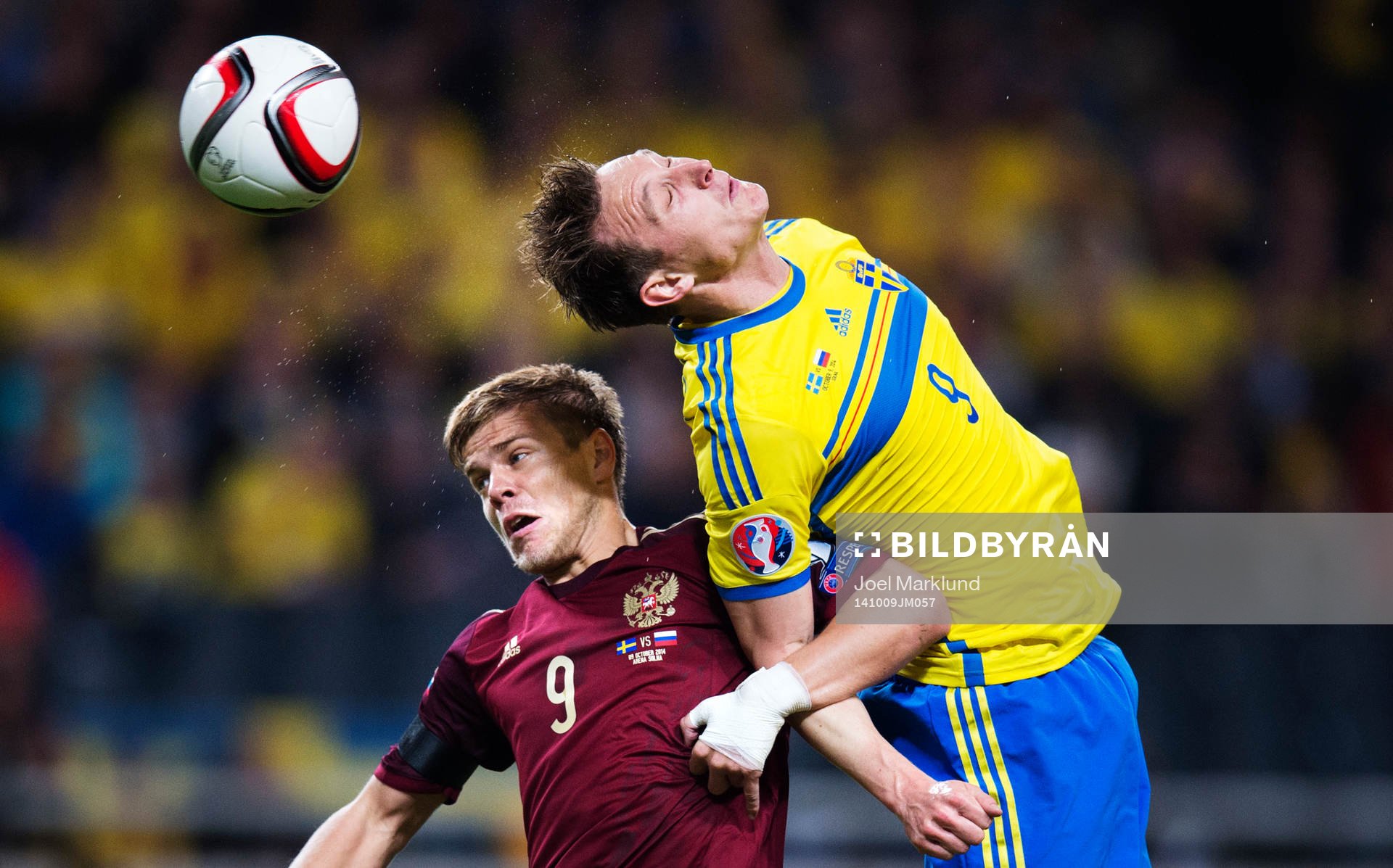 Rysslands Aleksandr Kokorin i en luftduell med Sveriges Kim