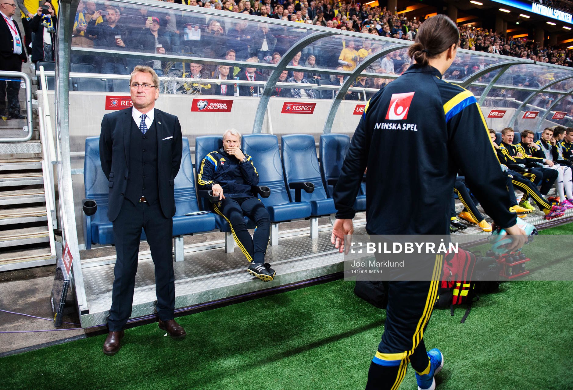 Sveriges Zlatan Ibrahimovic (t h) går förbi