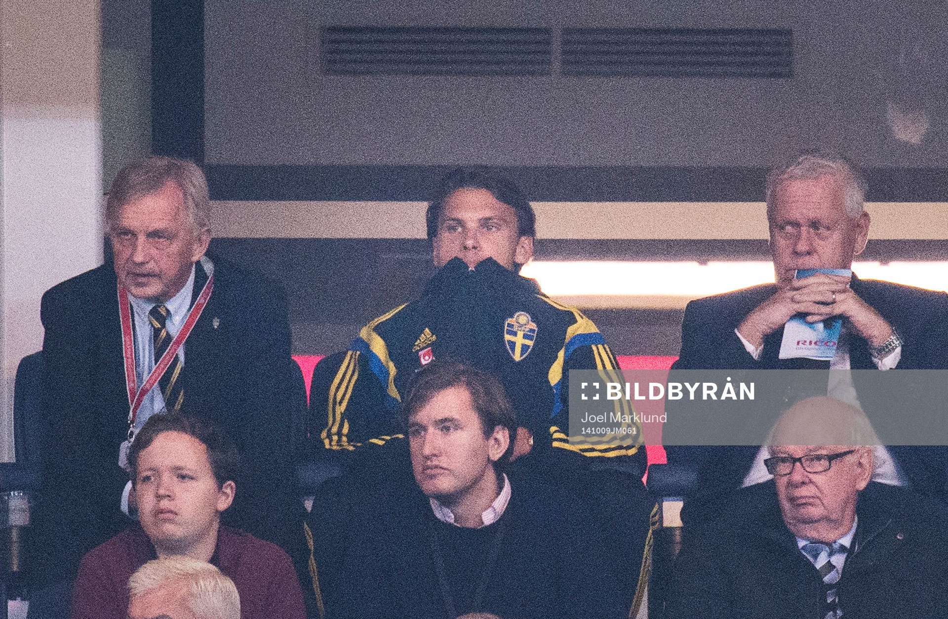 Sveriges Albin Ekdal (mitten) sitter på VIP-läktaren tillsammans med landslagschefen Lars Richt (t v) under fotbollsmatchen i EM-kvalet mellan Sverige och Ryssland den 9 oktober 2014 i Stockholm.