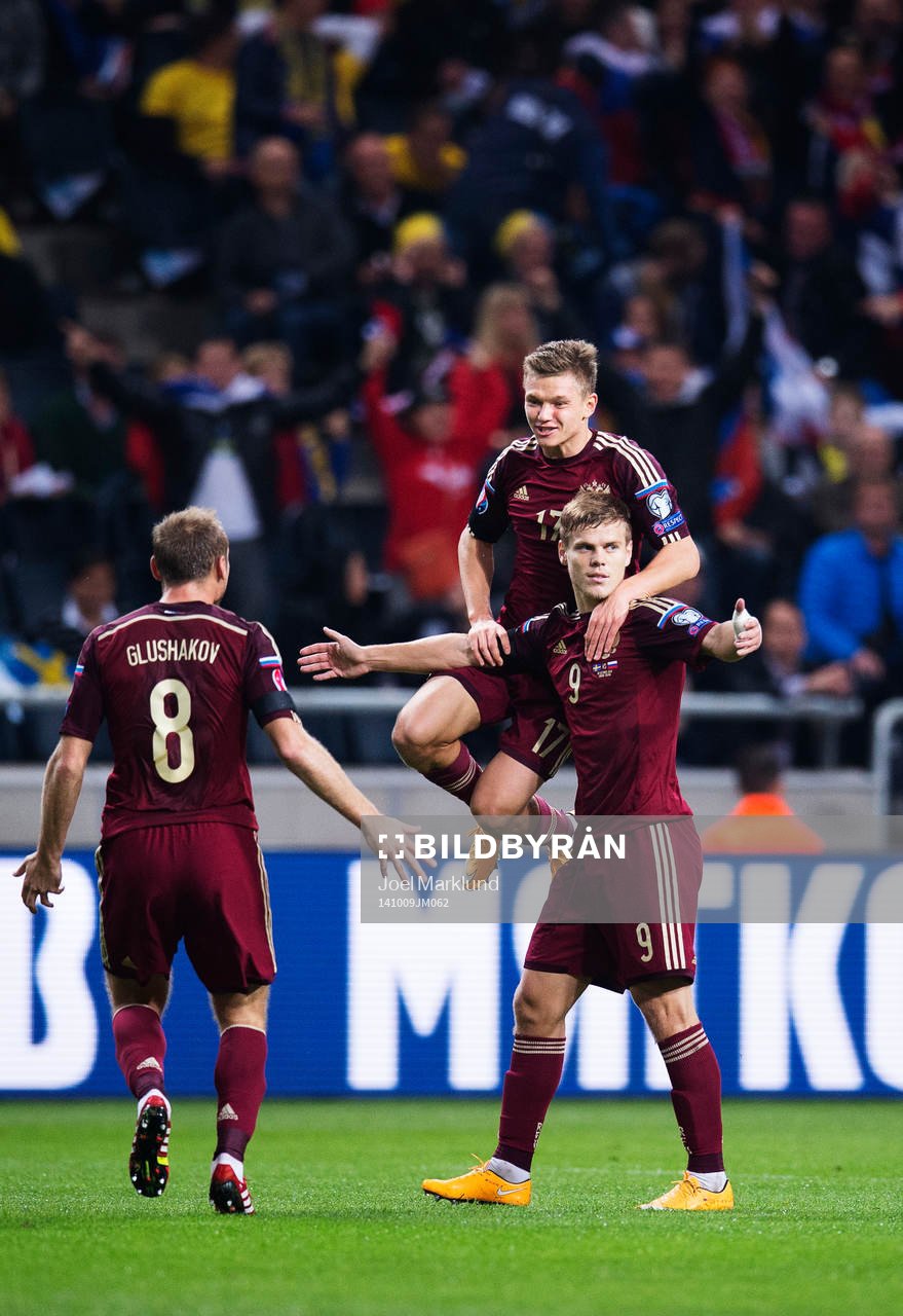 Rysslands Denis Glushakov, Oleg Shatov och Aleksandr Kokorin jublar efter 0-1-målet under fotbollsmatchen i EM-kvalet mellan Sverige och Ryssland den 9 oktober 2014 i Stockholm.