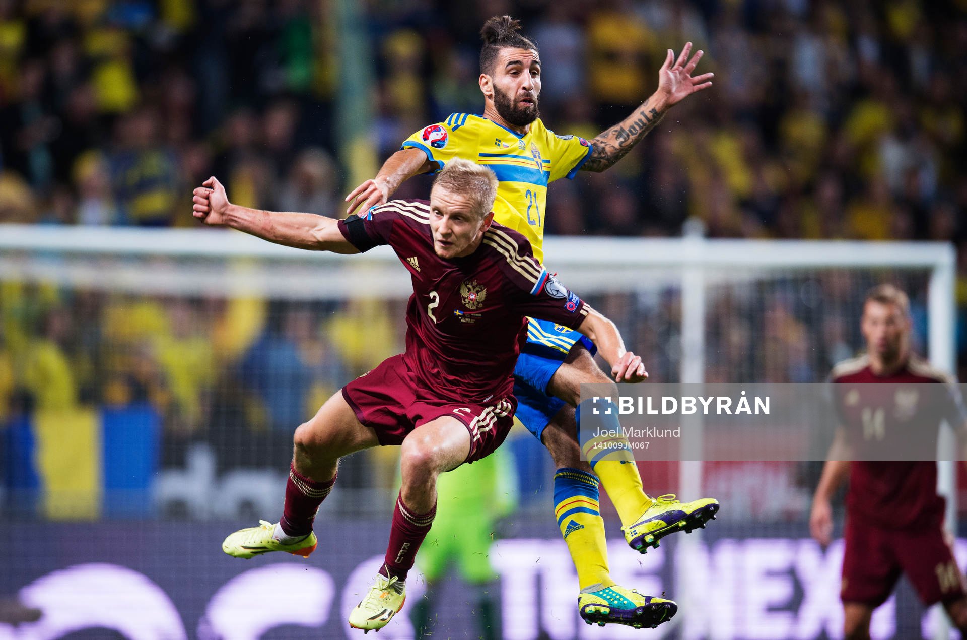 Rysslands Igor Smolnikov och Sveriges Jimmy Durmaz kolliderar under fotbollsmatchen i EM-kvalet mellan Sverige och Ryssland den 9 oktober 2014 i Stockholm.