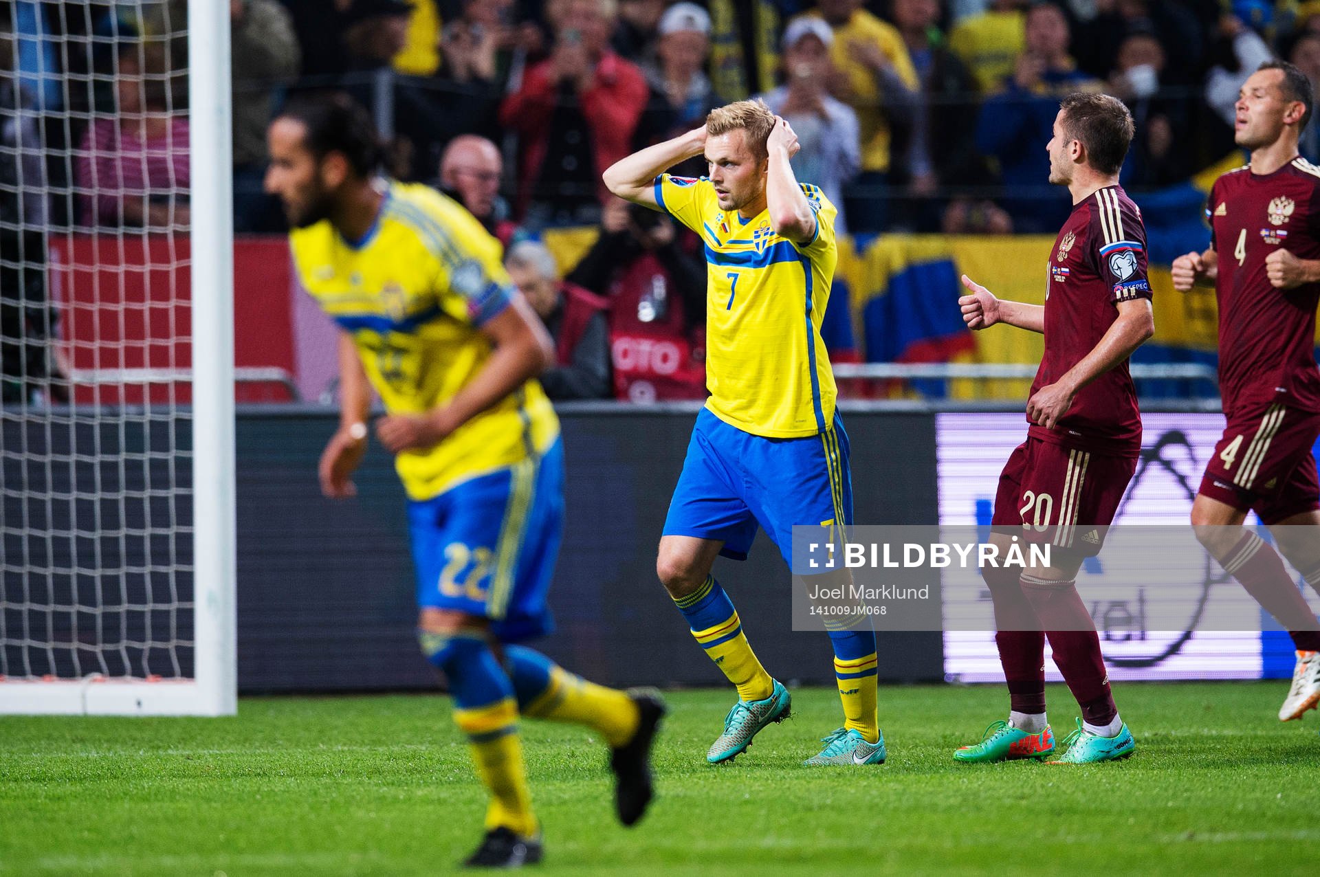 Sveriges Sebastian Larsson deppar