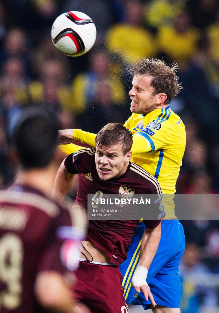 Rysslands Aleksandr Kokorin i en luftduell med Sveriges