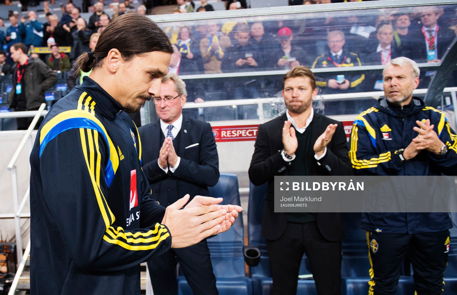 Sveriges Zlatan Ibrahimovic applåderas av förbundskapten