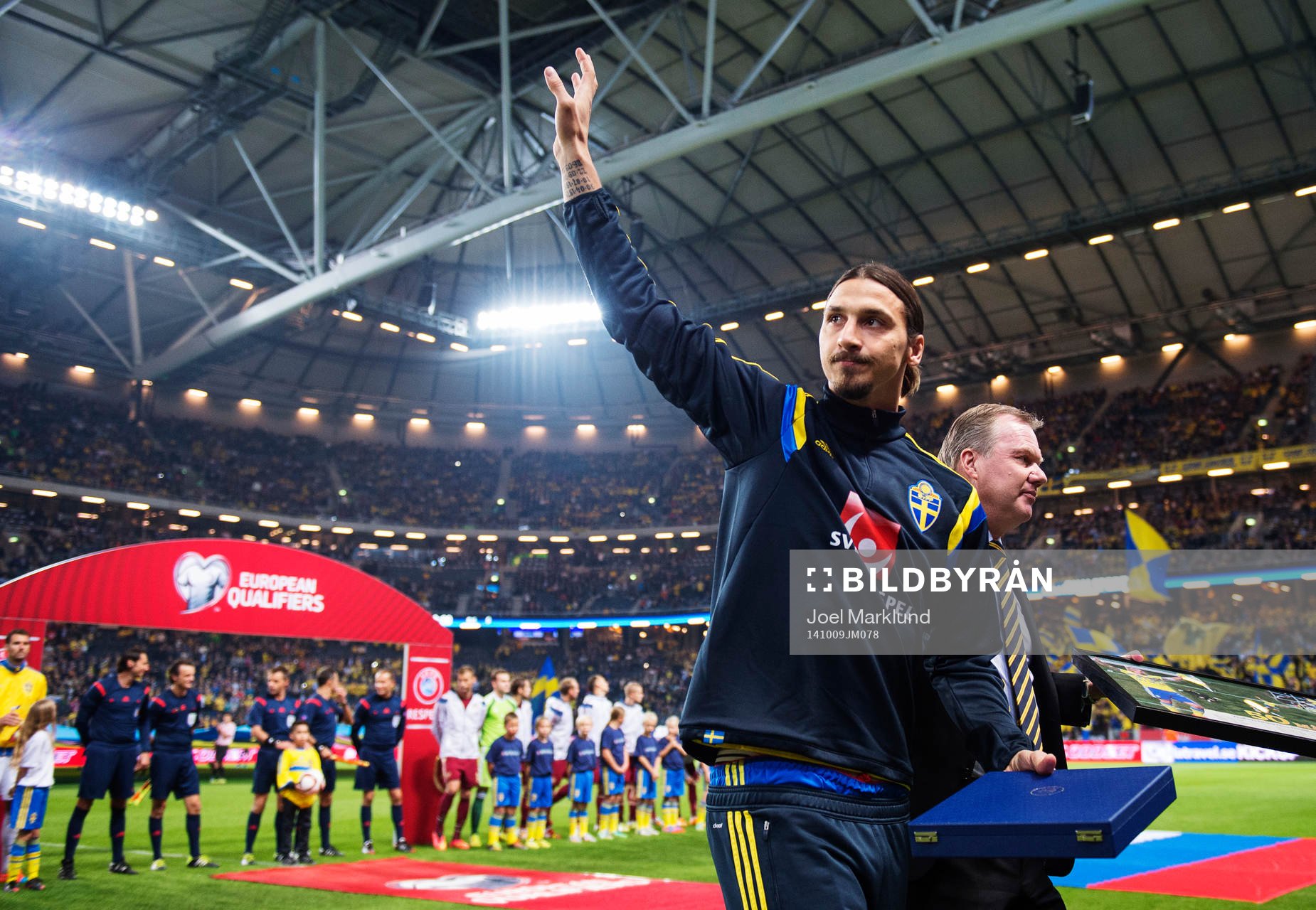 Sveriges Zlatan Ibrahimovic vinkar till publiken