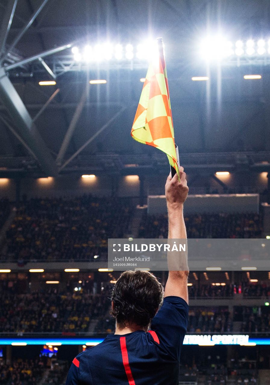 En lindedomare håller upp sin flagga