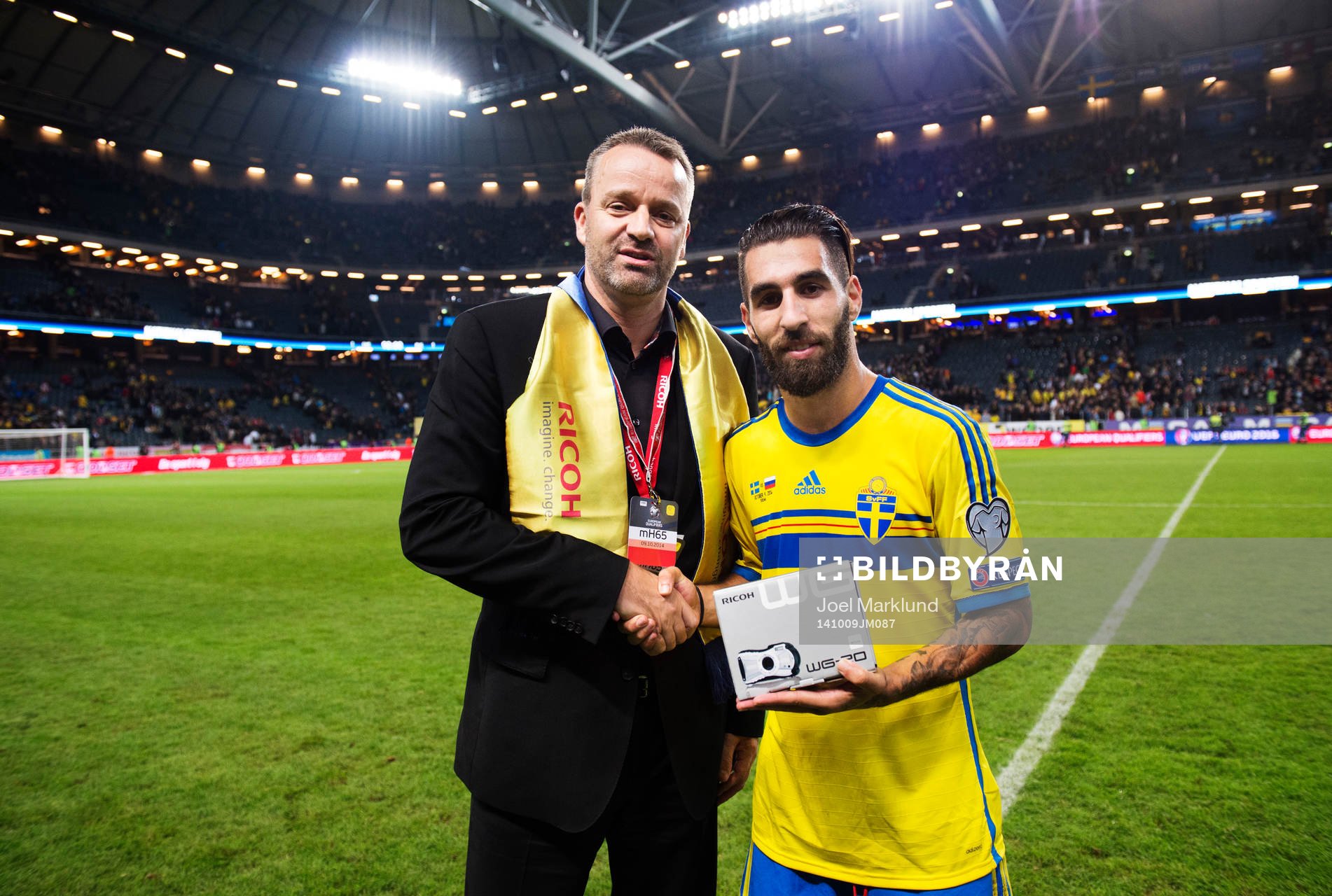 Sveriges Jimmy Durmaz tar emot pris för det svenska lagets