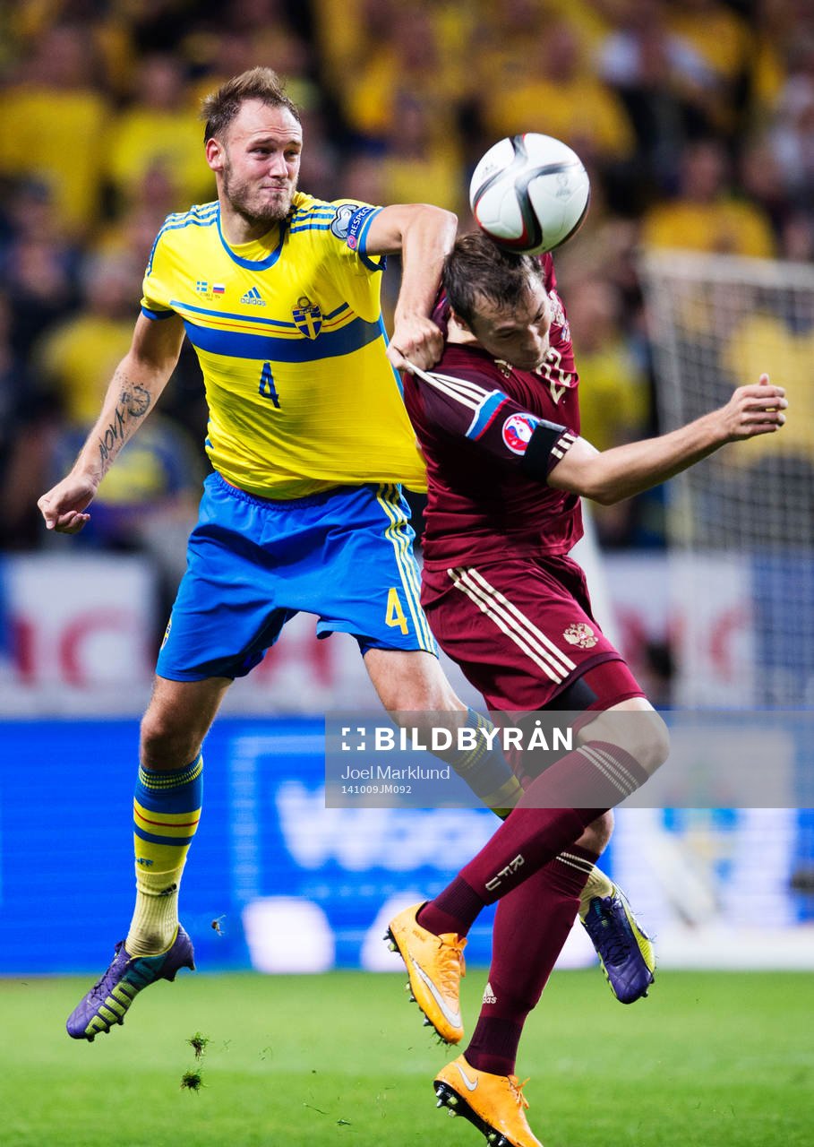 Sveriges Andreas Granqvist i en duell med Rysslands Artem