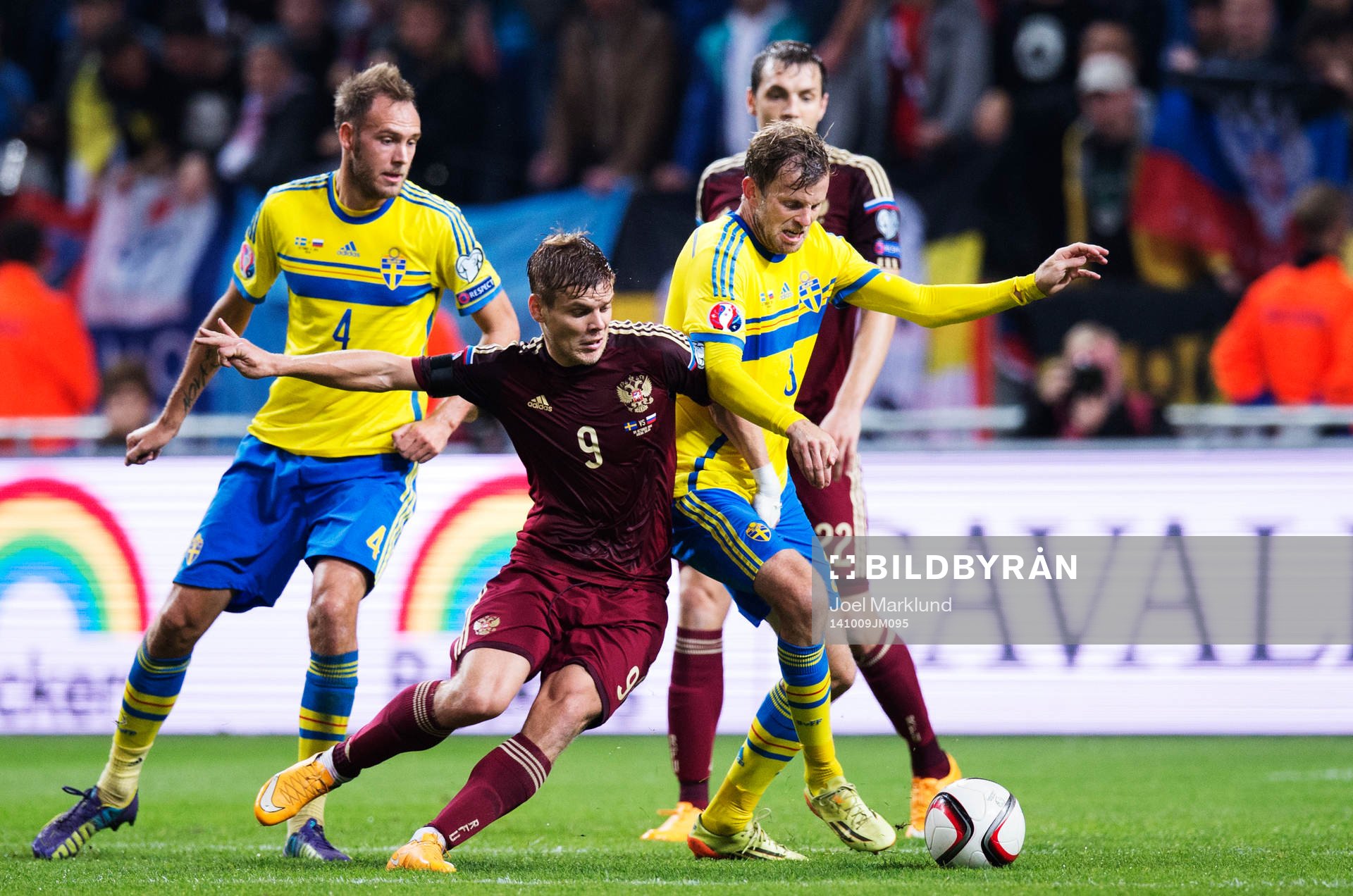 Sveriges Andreas Granqvist och Mikael Antonsson utmanas av Rysslands Aleksandr Kokorin och Artem Dzyuba under fotbollsmatchen i EM-kvalet mellan Sverige och Ryssland den 9 oktober 2014 i Stockholm.