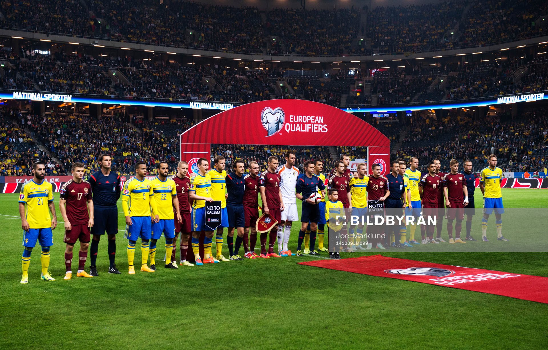 Båda lagens spelare står tillsammans i en manifestation mot rasism, No to racism, inför fotbollsmatchen i EM-kvalet mellan Sverige och Ryssland den 9 oktober 2014 i Stockholm.